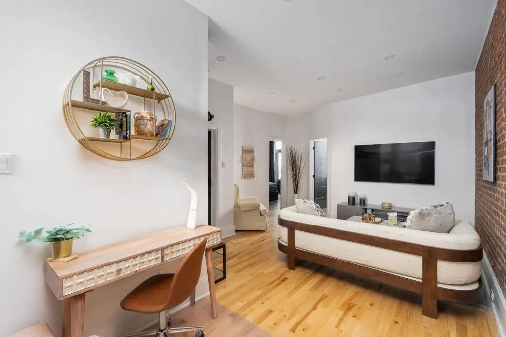 Communal lounge/ TV room in Downtown Luxe: Metro, King Bed, Parking, Sleeps 6