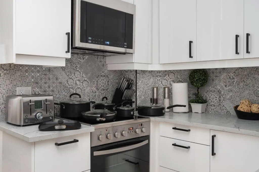Coffee/tea facilities in Downtown Luxe: Metro, King Bed, Parking, Sleeps 6