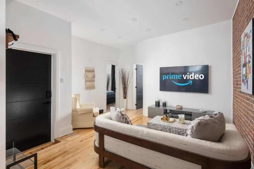Communal lounge/ TV room in Downtown Luxe: Metro, King Bed, Parking, Sleeps 6