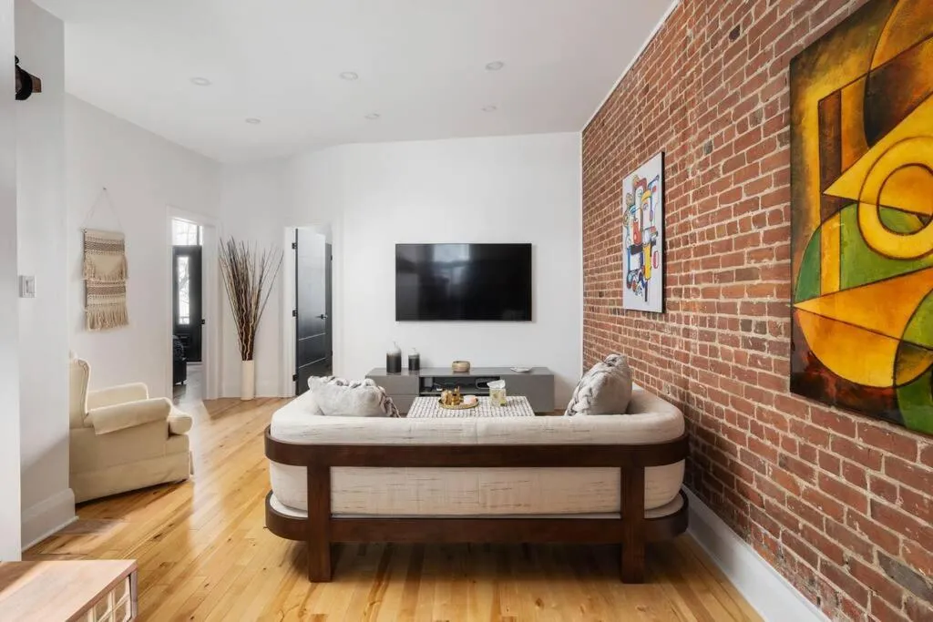Communal lounge/ TV room in Downtown Luxe: Metro, King Bed, Parking, Sleeps 6