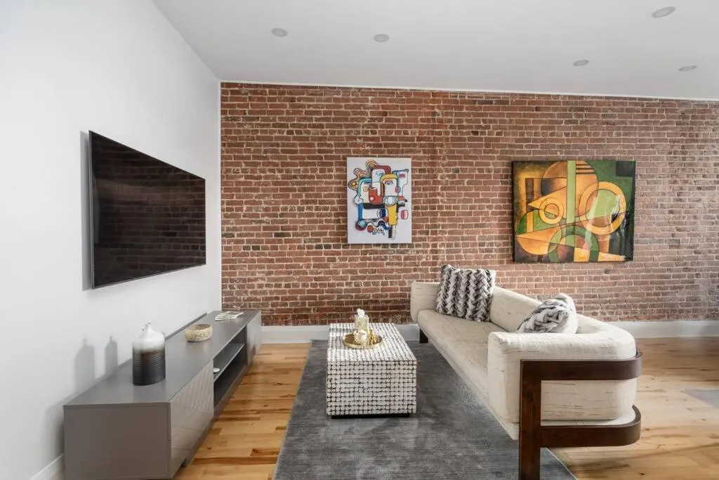 Communal lounge/ TV room in Downtown Luxe: Metro, King Bed, Parking, Sleeps 6