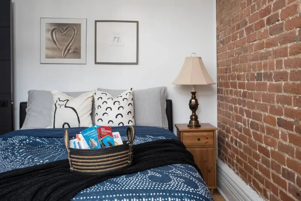 Bed in Downtown Luxe: Metro, King Bed, Parking, Sleeps 6