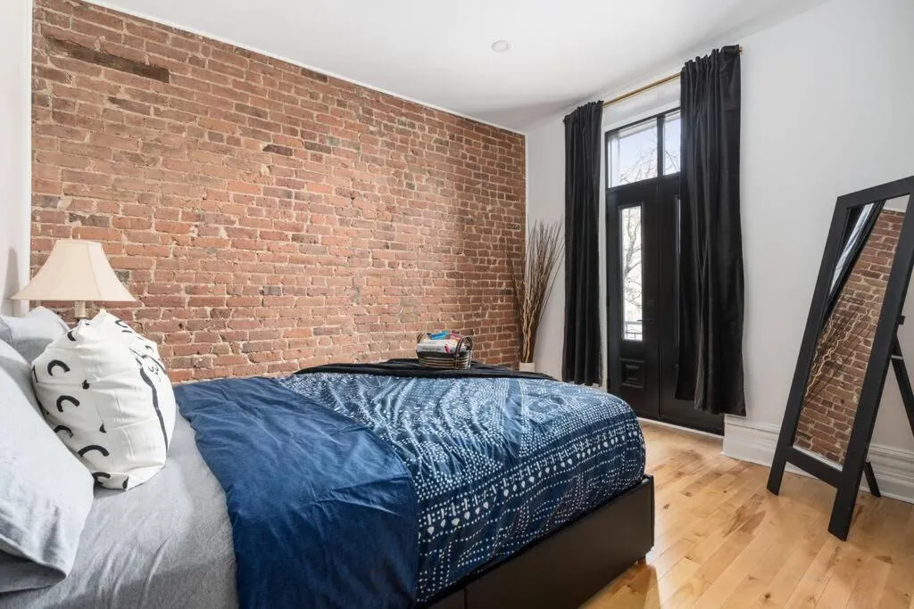 Bed in Downtown Luxe: Metro, King Bed, Parking, Sleeps 6