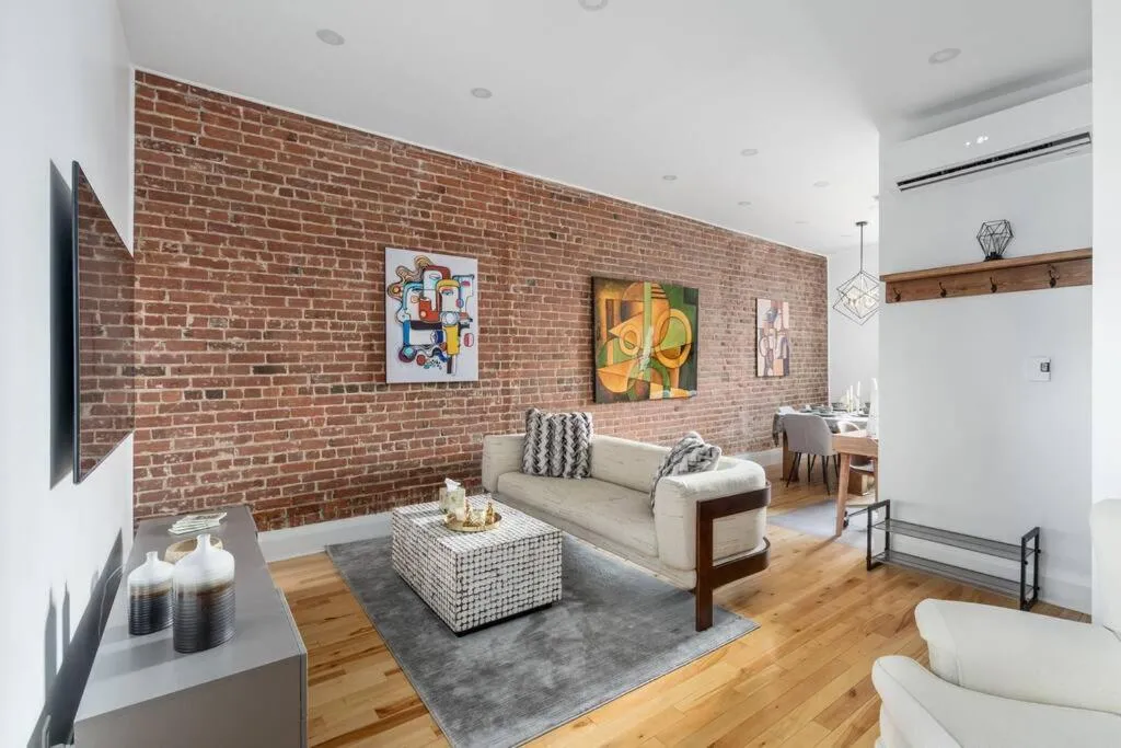 TV and multimedia in Downtown Luxe: Metro, King Bed, Parking, Sleeps 6