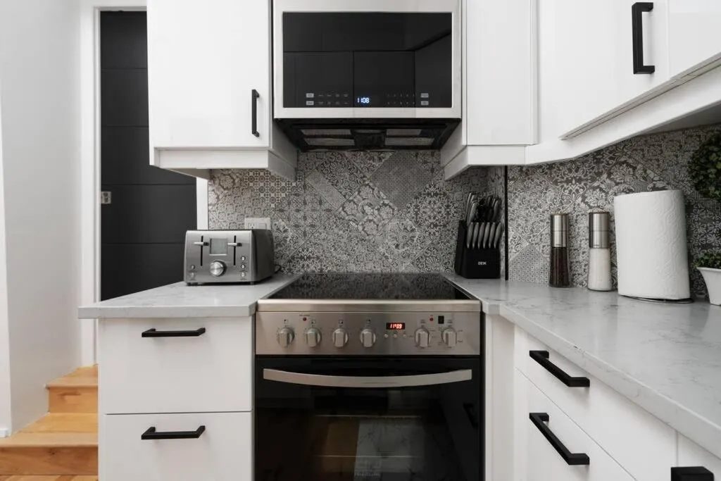 Coffee/tea facilities in Downtown Luxe: Metro, King Bed, Parking, Sleeps 6