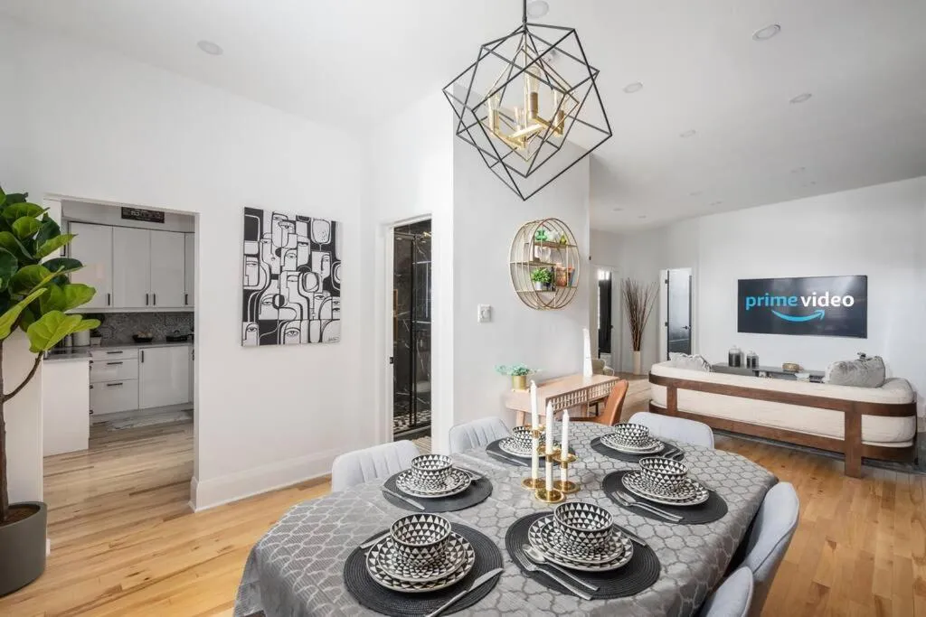 Three-Bedroom Apartment in Downtown Luxe: Metro, King Bed, Parking, Sleeps 6