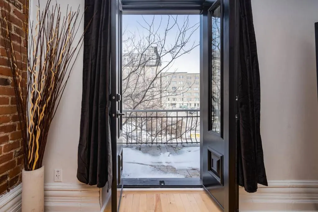 Patio in Downtown Luxe: Metro, King Bed, Parking, Sleeps 6