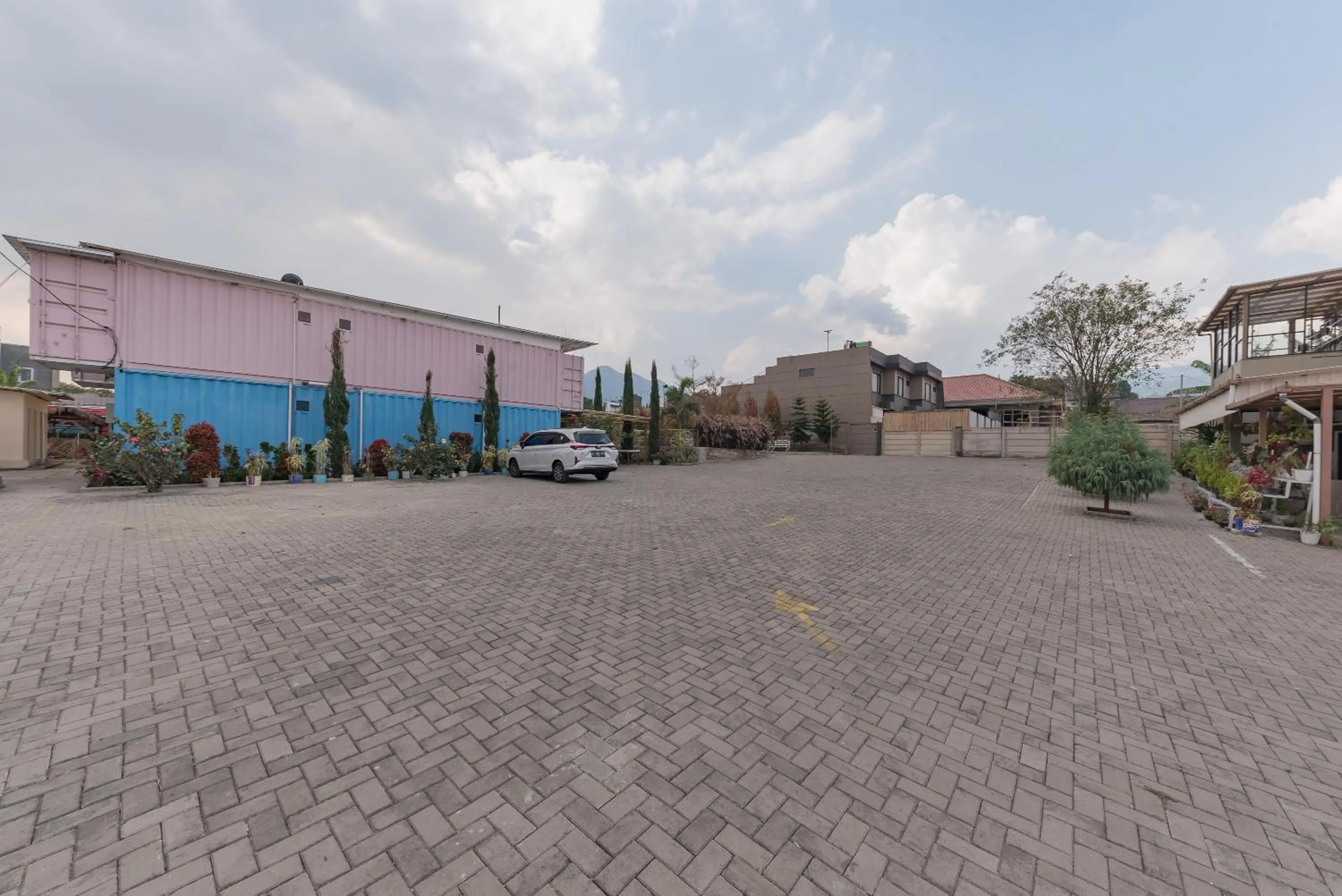 Parking in RedDoorz near Universitas Advent Indonesia