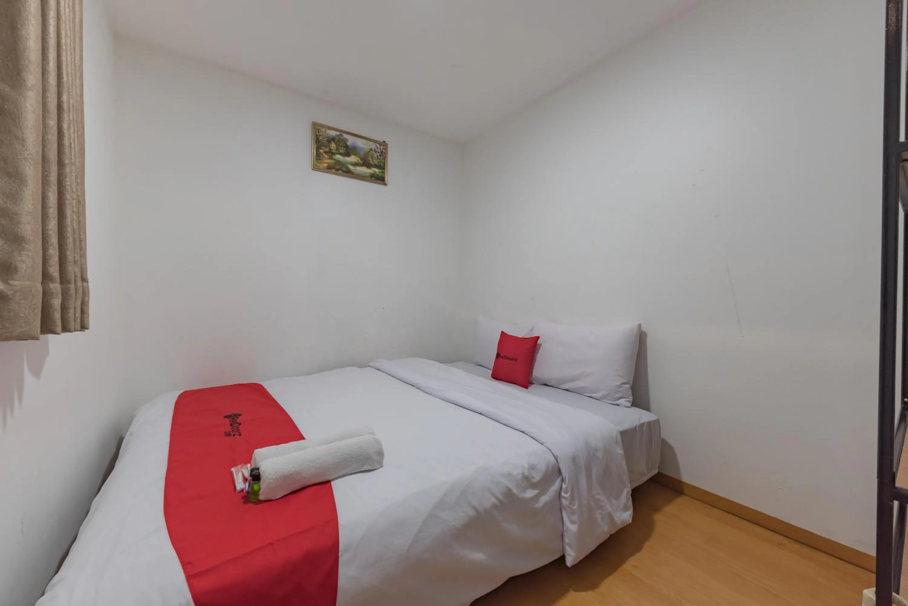 Bedroom, Bed in RedDoorz near Universitas Advent Indonesia