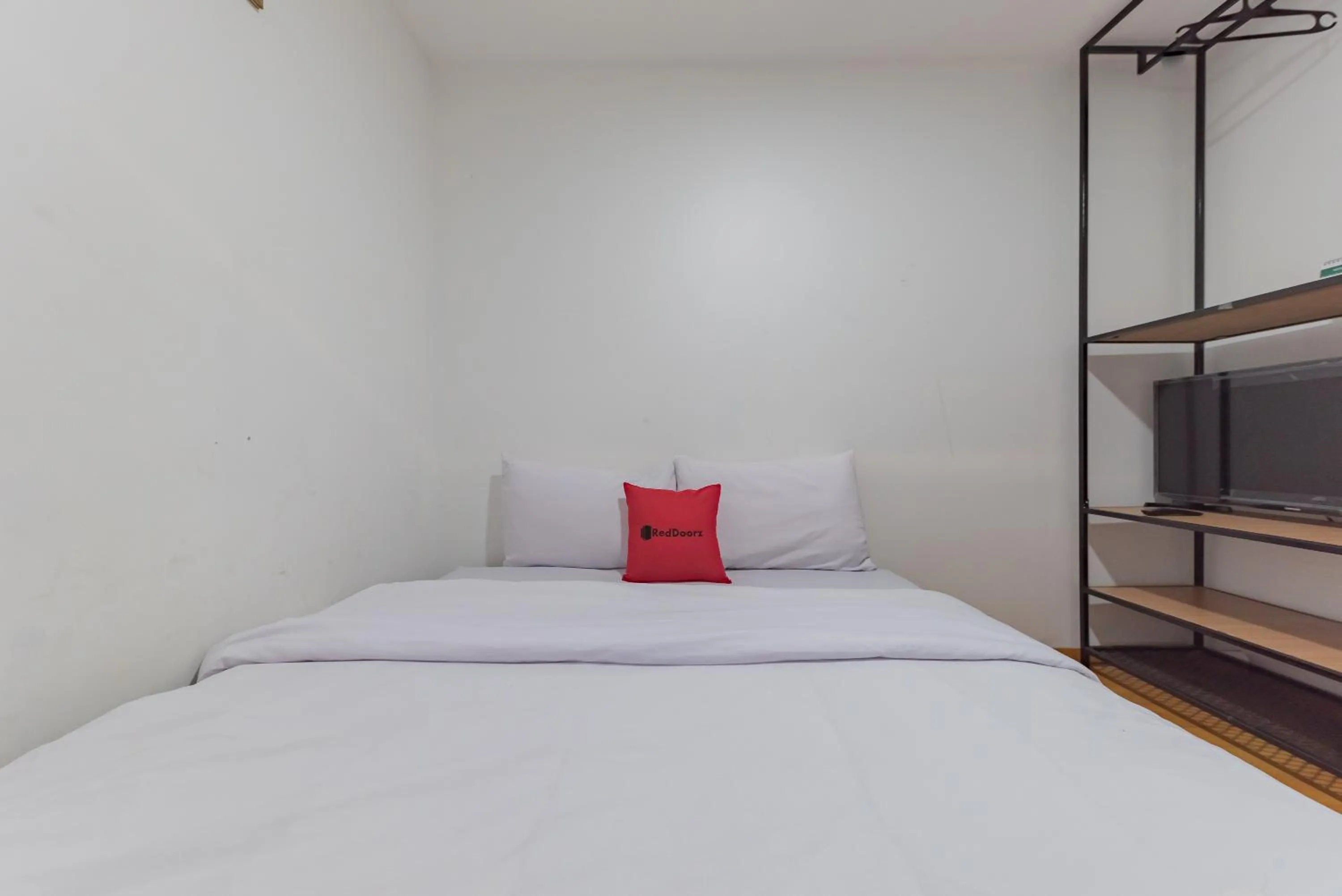 Bedroom, Bed in RedDoorz near Universitas Advent Indonesia