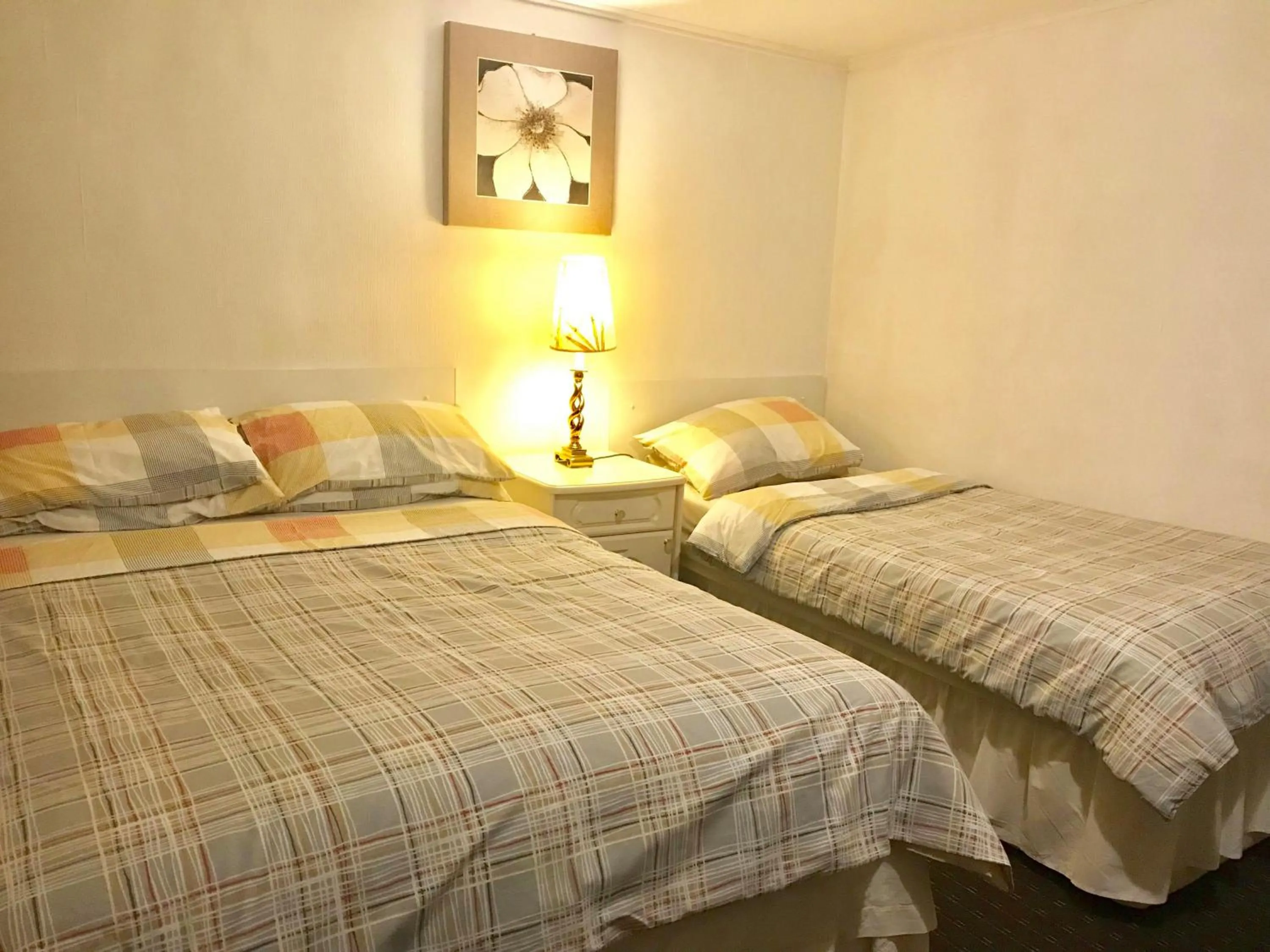 Photo of the whole room, Bed in Merchant House