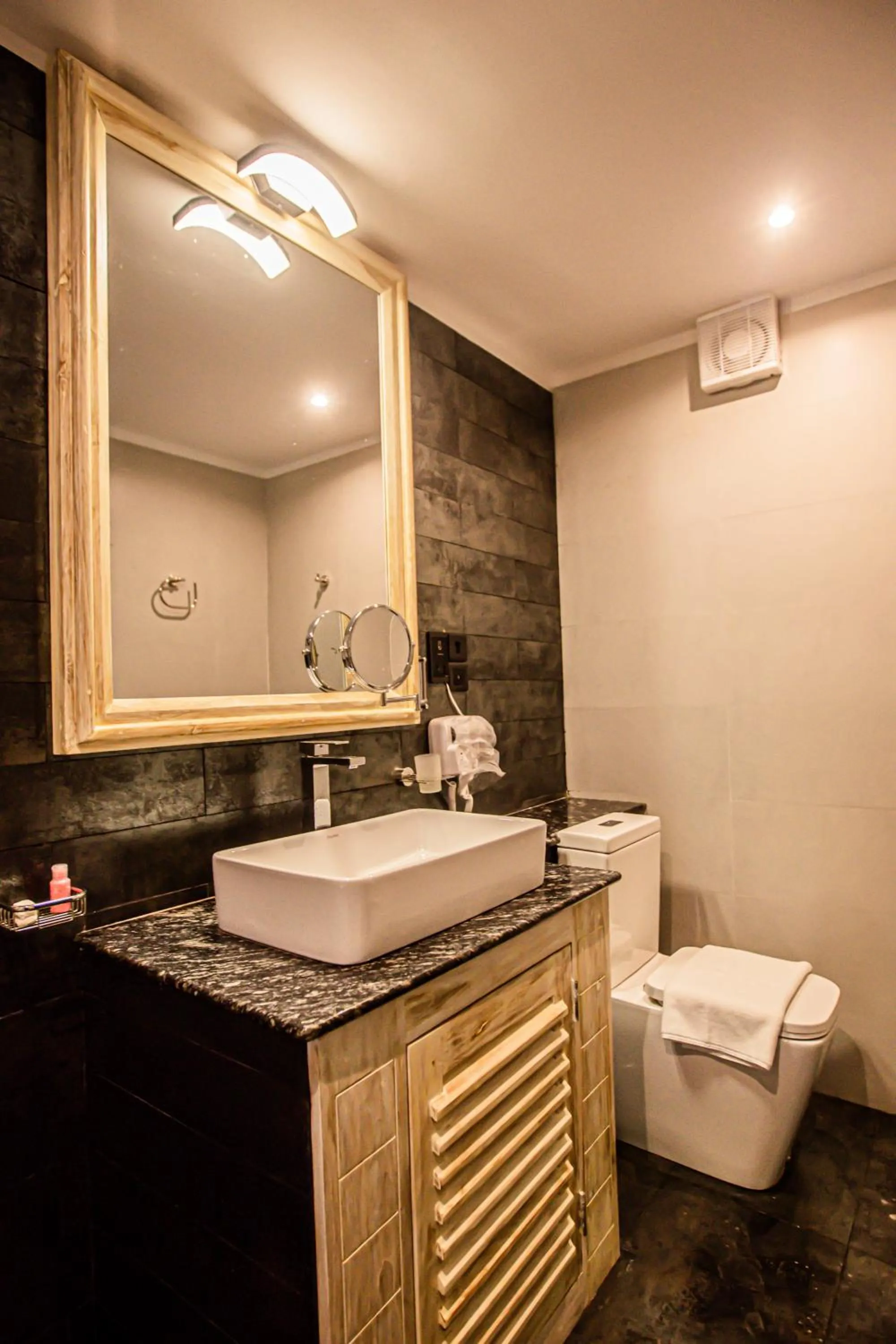 Toilet in Emerald Bay Resort Mirissa