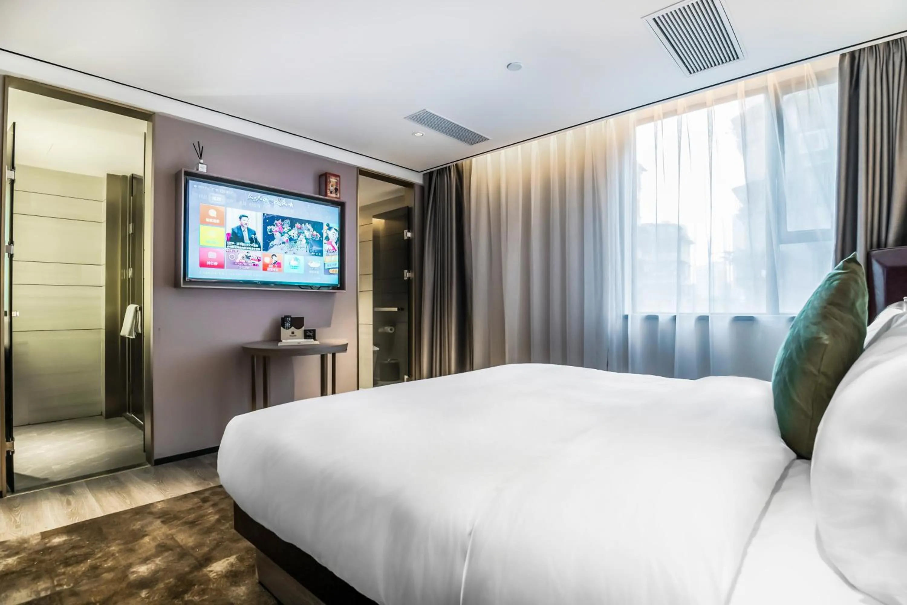 Bed in Beijing Road Four-Diamond Hotel-1 km From The Metro-宜尚plus酒店