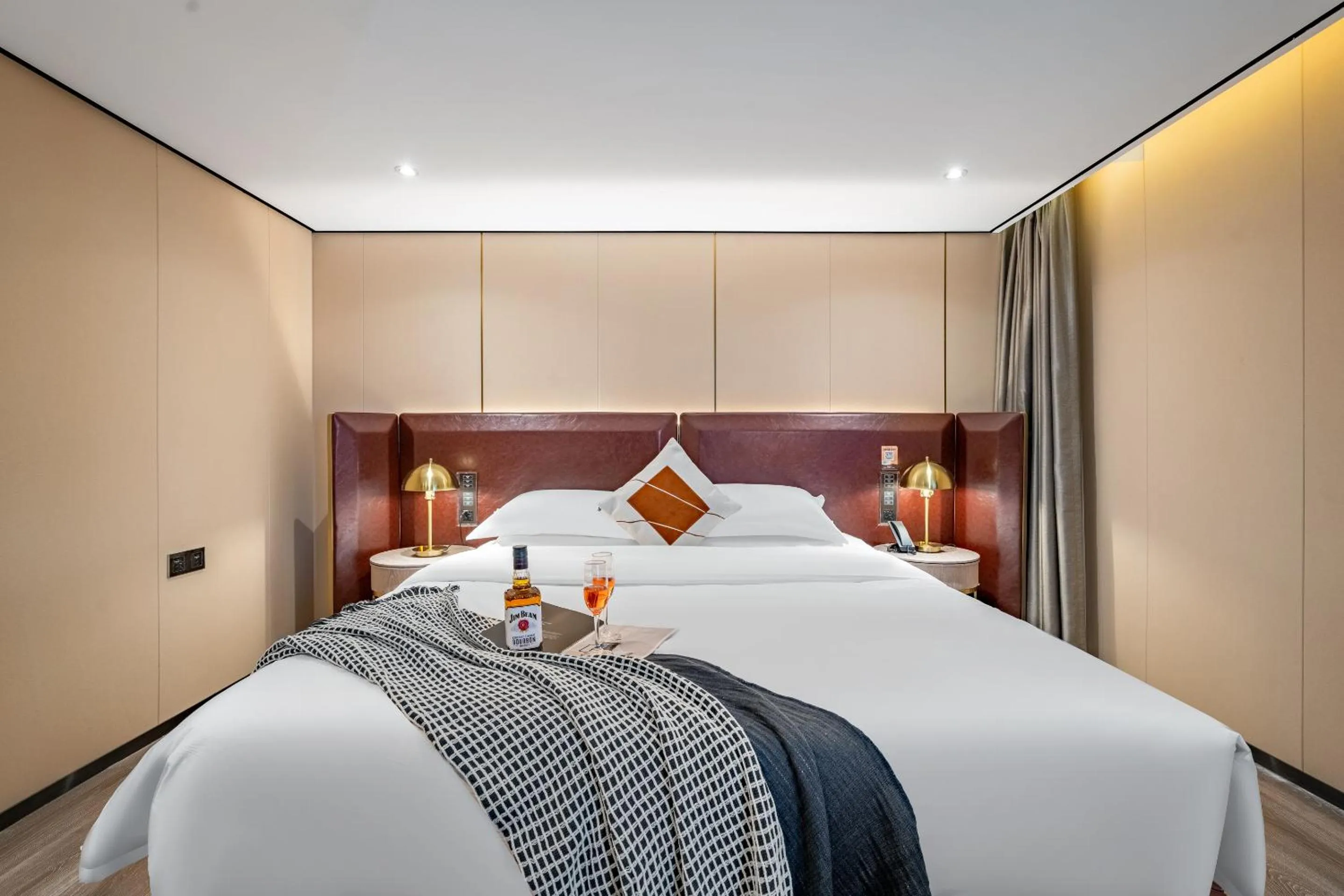 Bedroom, Bed in Beijing Road Four-Diamond Hotel-1 km From The Metro-宜尚plus酒店