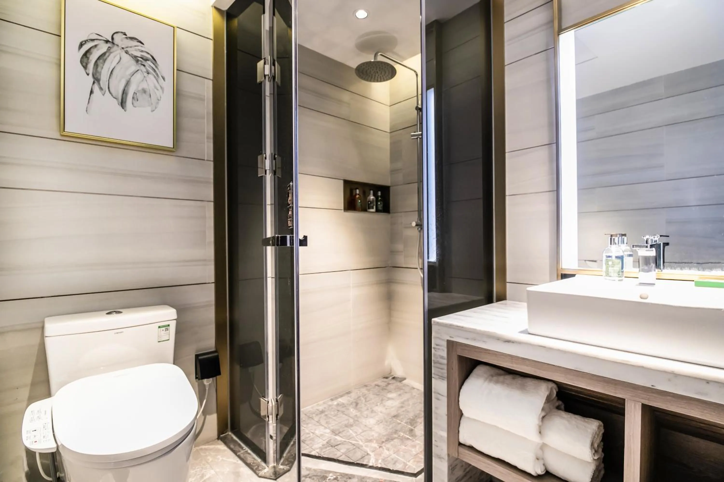 Shower in Beijing Road Four-Diamond Hotel-1 km From The Metro-宜尚plus酒店