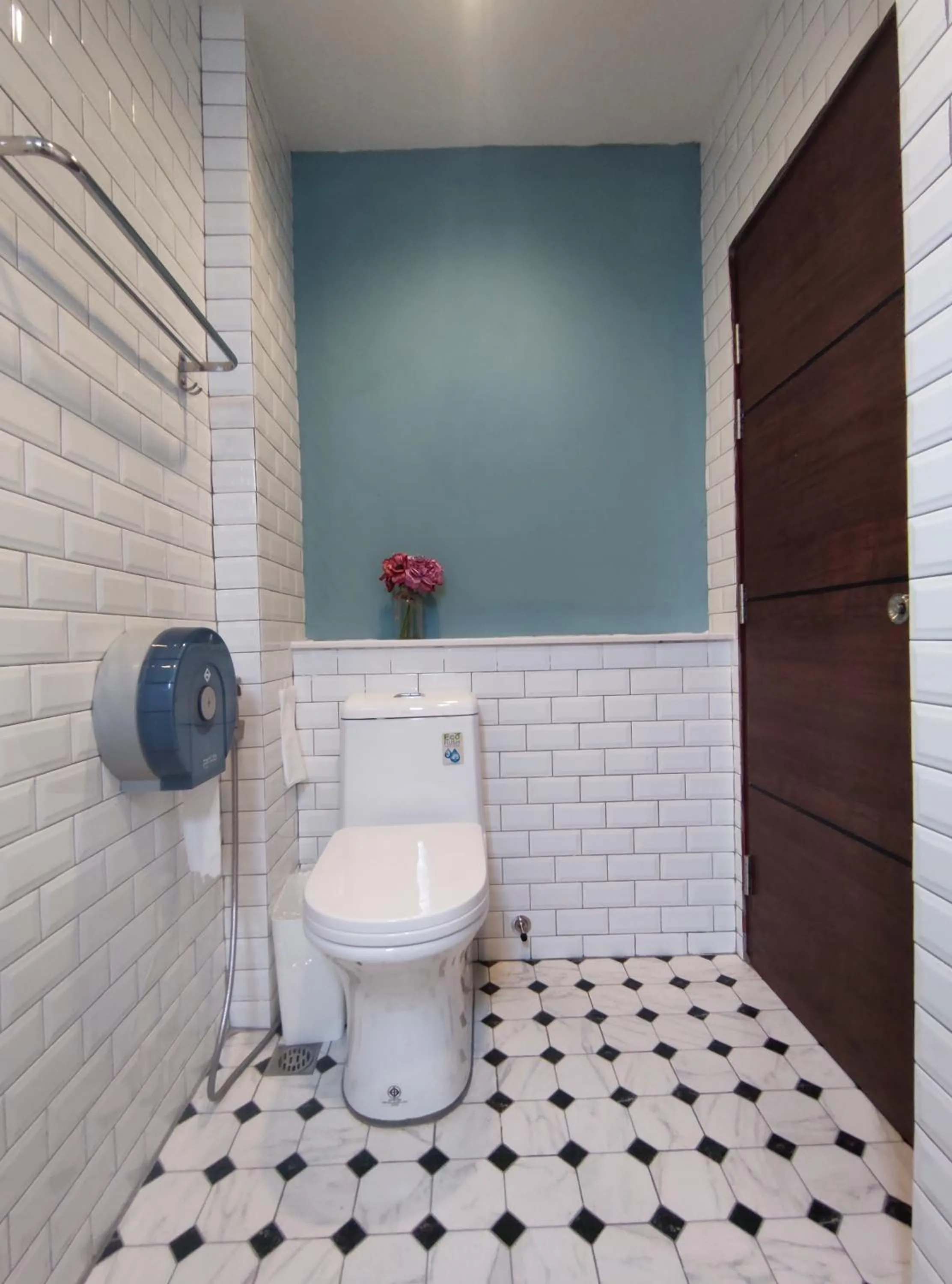 Toilet in N5 Ratchawong Hostel