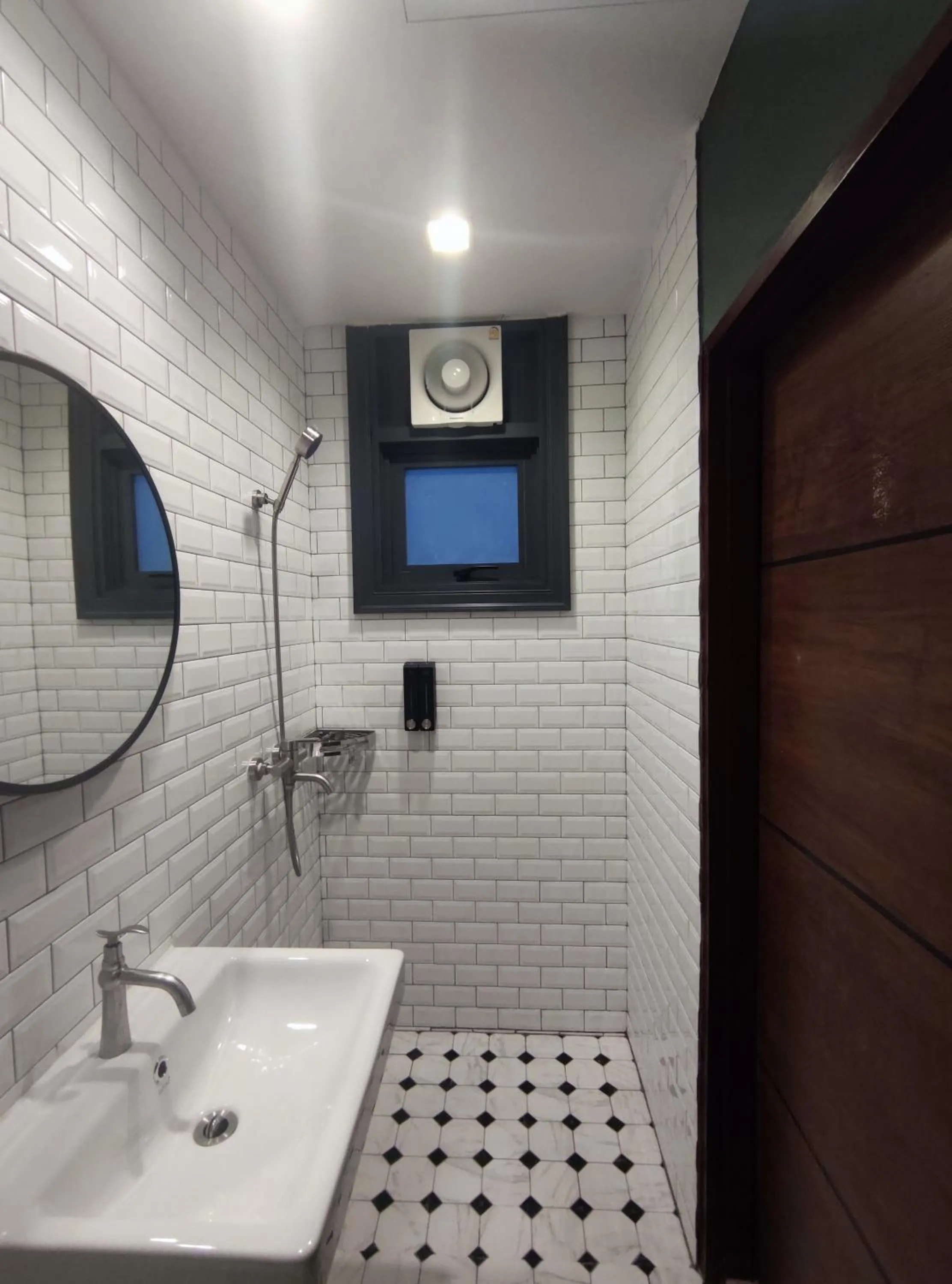 Shower in N5 Ratchawong Hostel