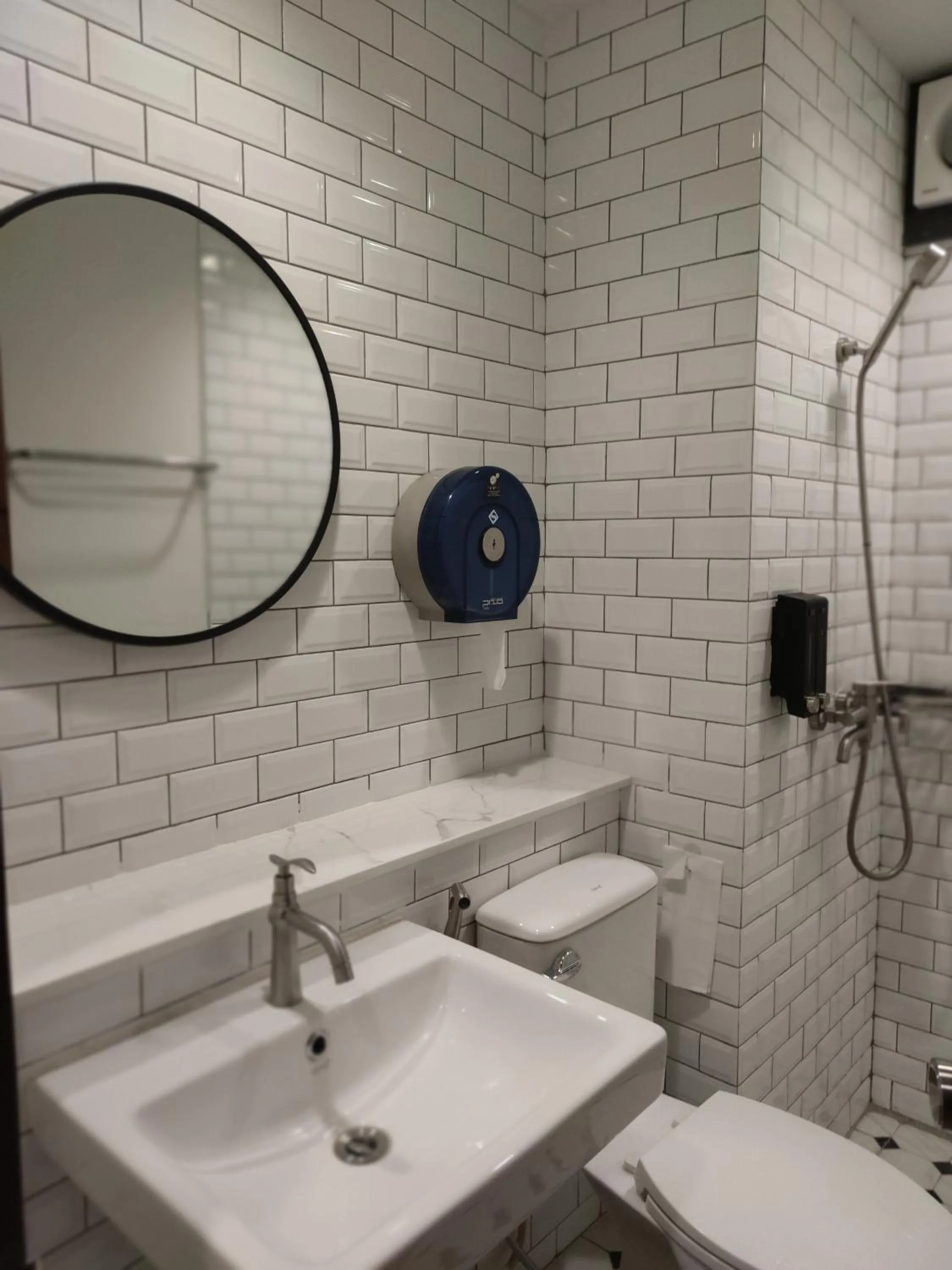 Shower in N5 Ratchawong Hostel