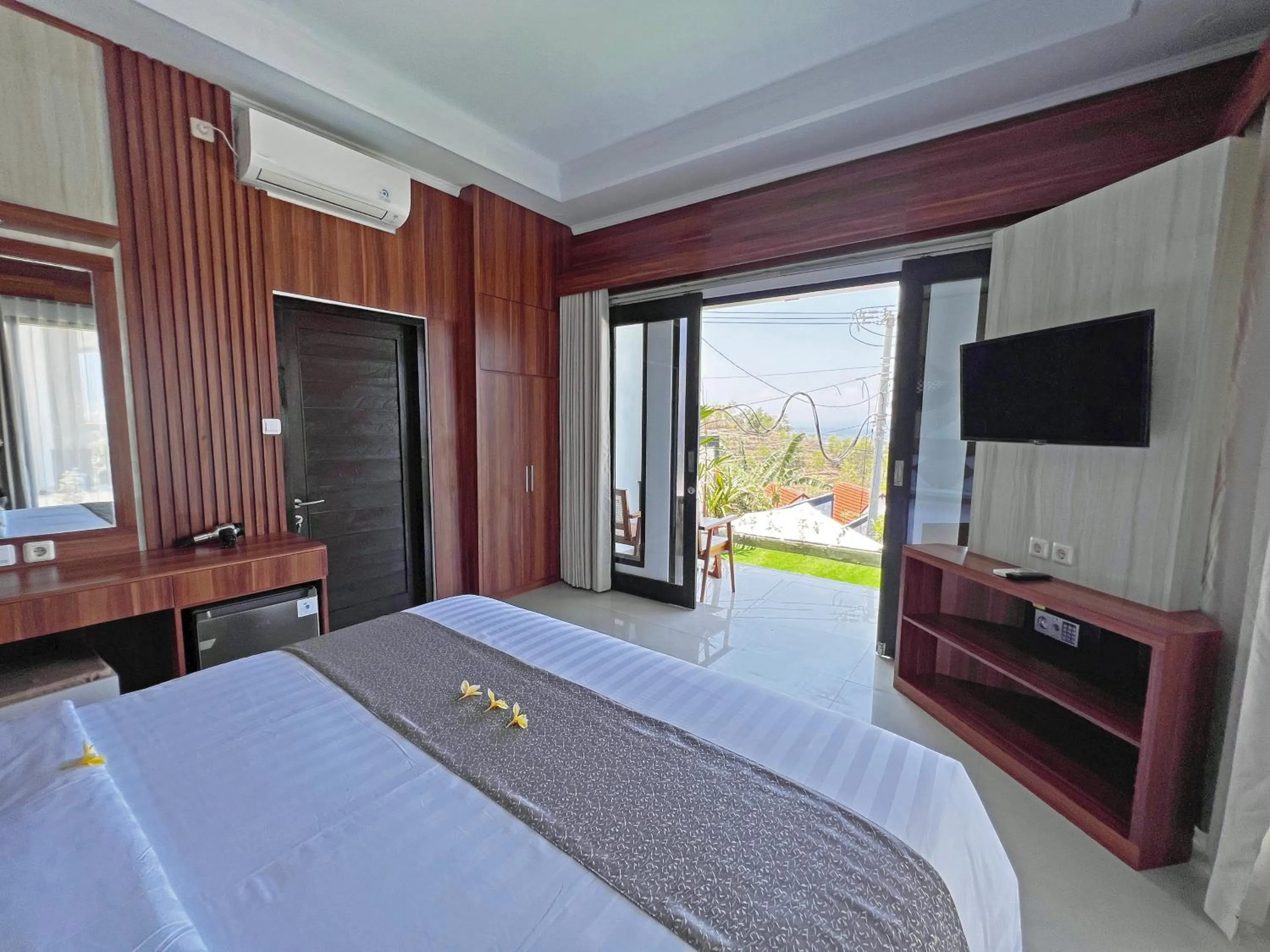 TV and multimedia, Bed in Grand Yuna Hotel Nusa Penida