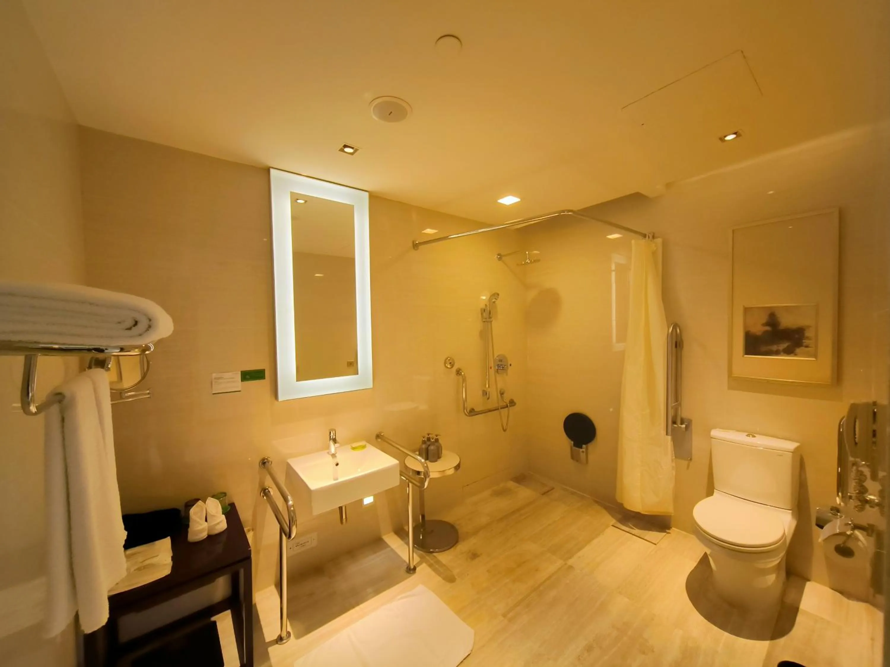 Bathroom in Junluxe Hotel Guangzhou Science City-Free Shuttle Bus Service to Guangzhou Canton Fair