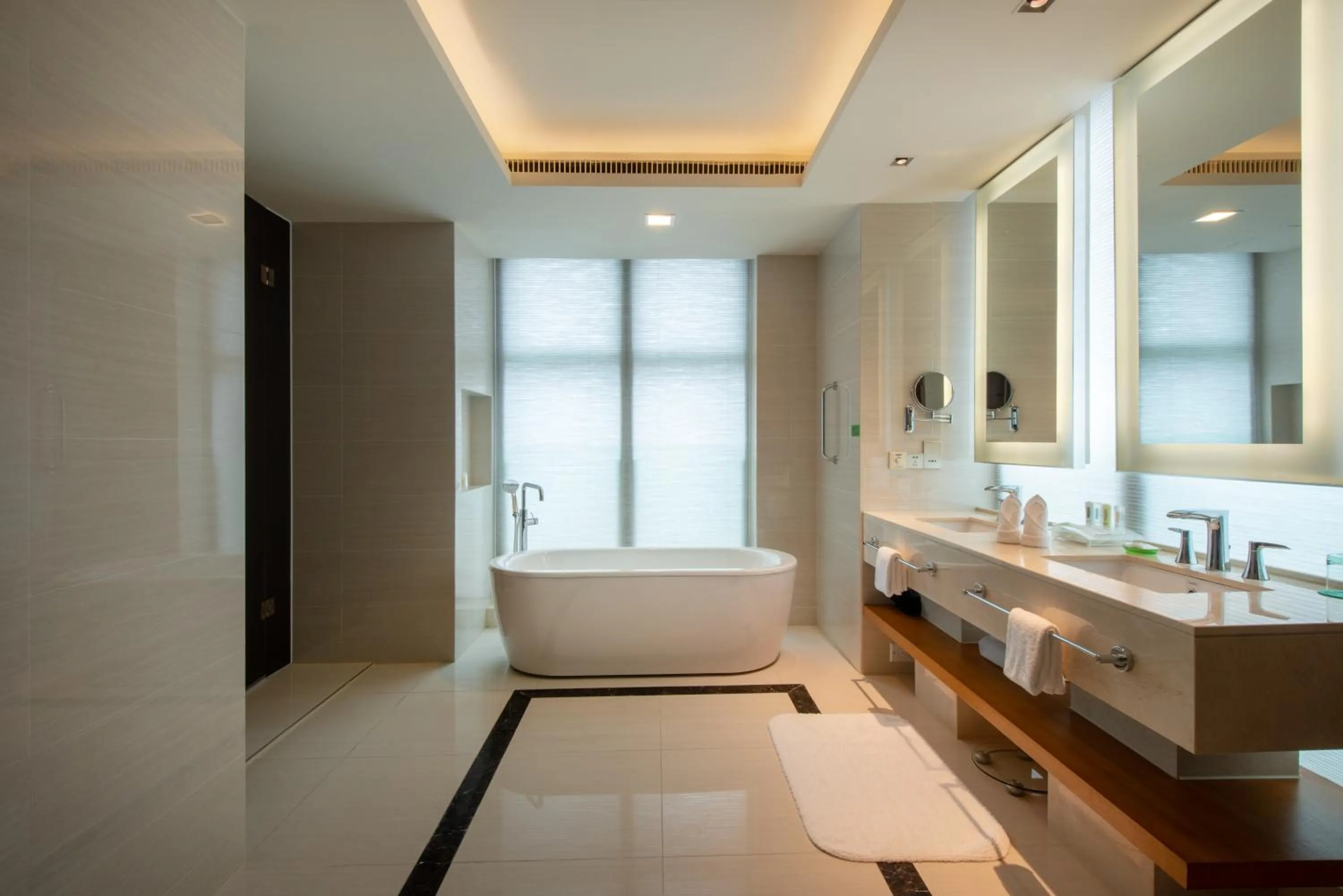 Bathroom in Junluxe Hotel Guangzhou Science City-Free Shuttle Bus Service to Guangzhou Canton Fair