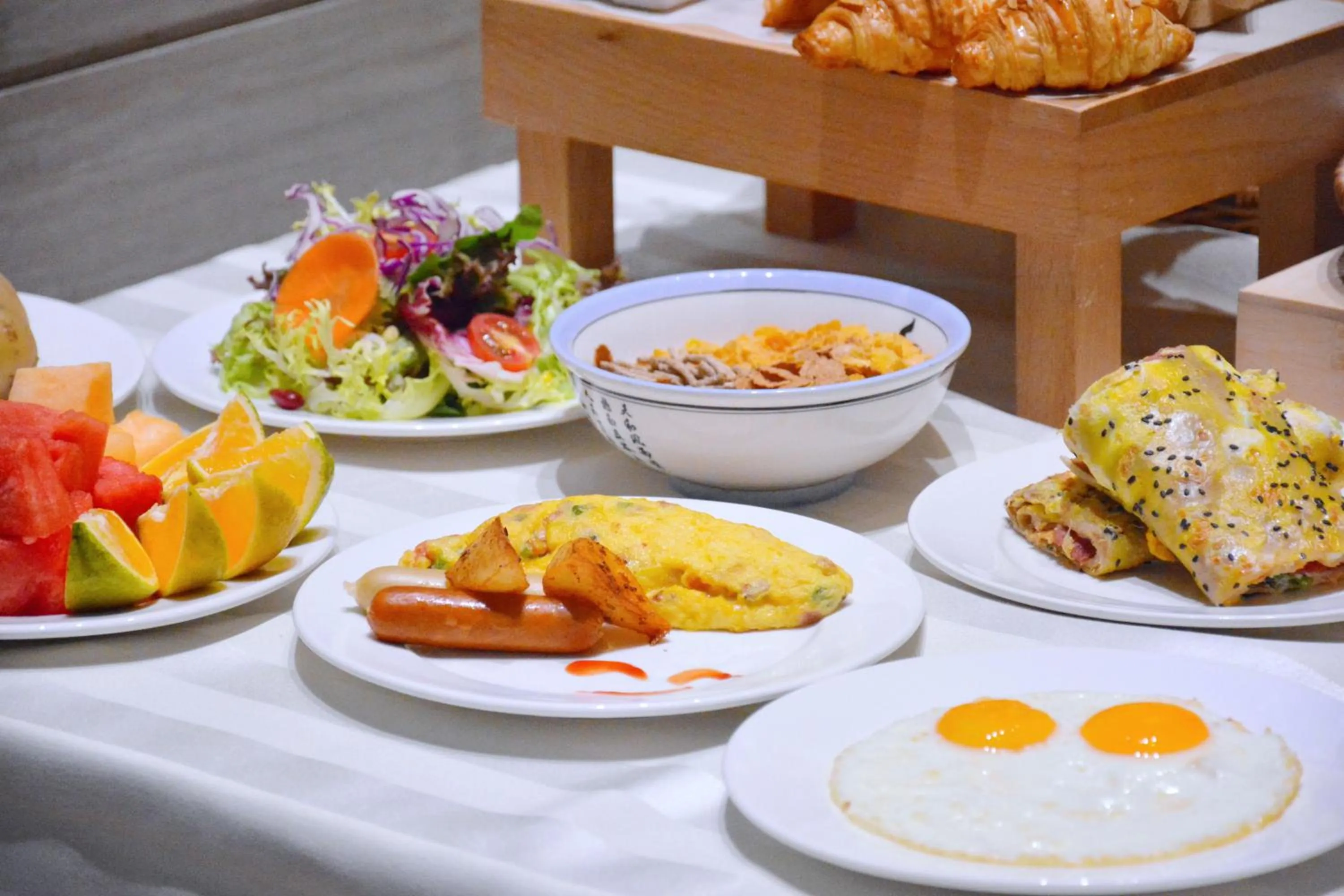 Breakfast in Junluxe Hotel Guangzhou Science City-Free Shuttle Bus Service to Guangzhou Canton Fair