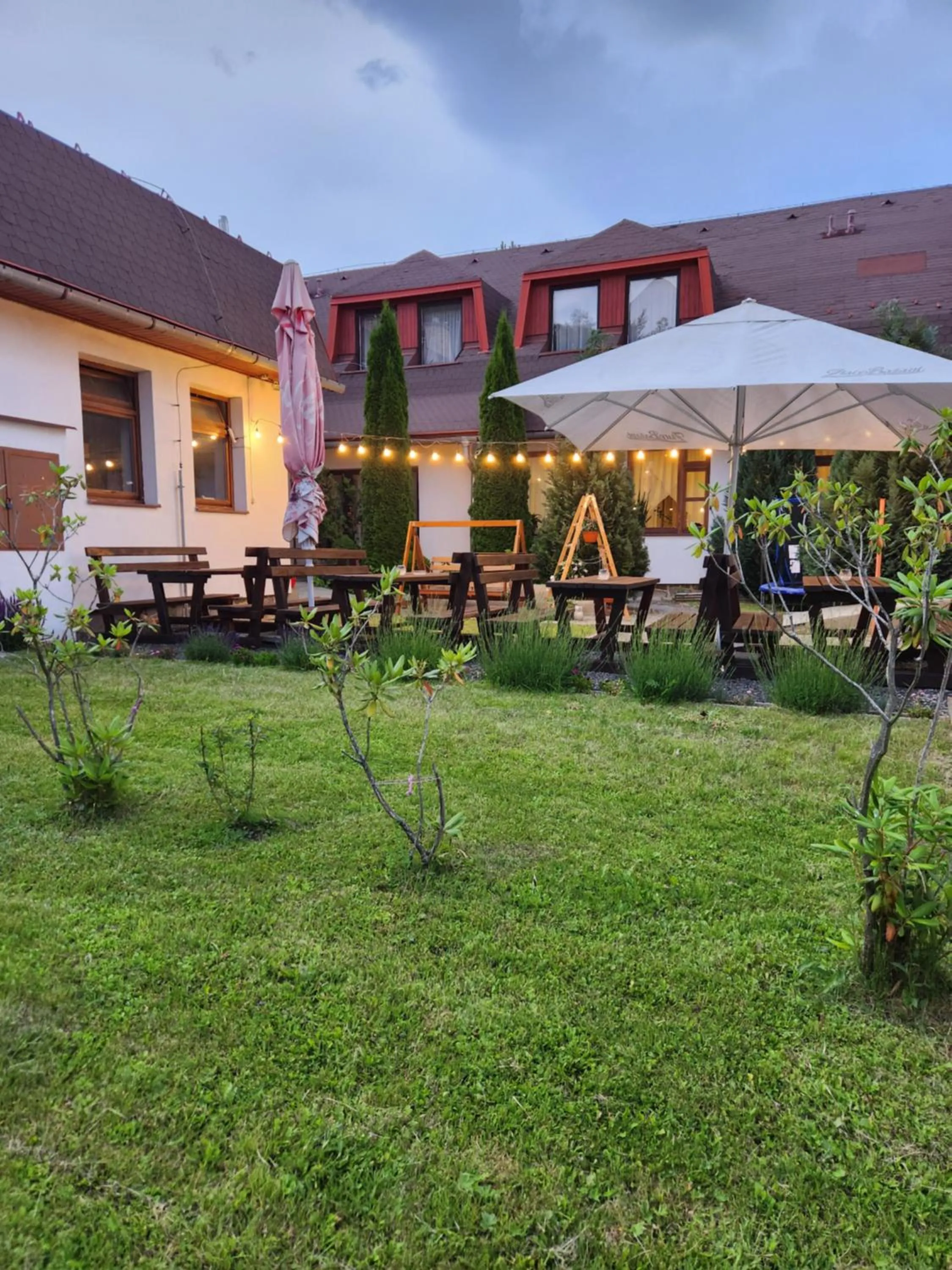 Restaurant/places to eat in Hotel Autis