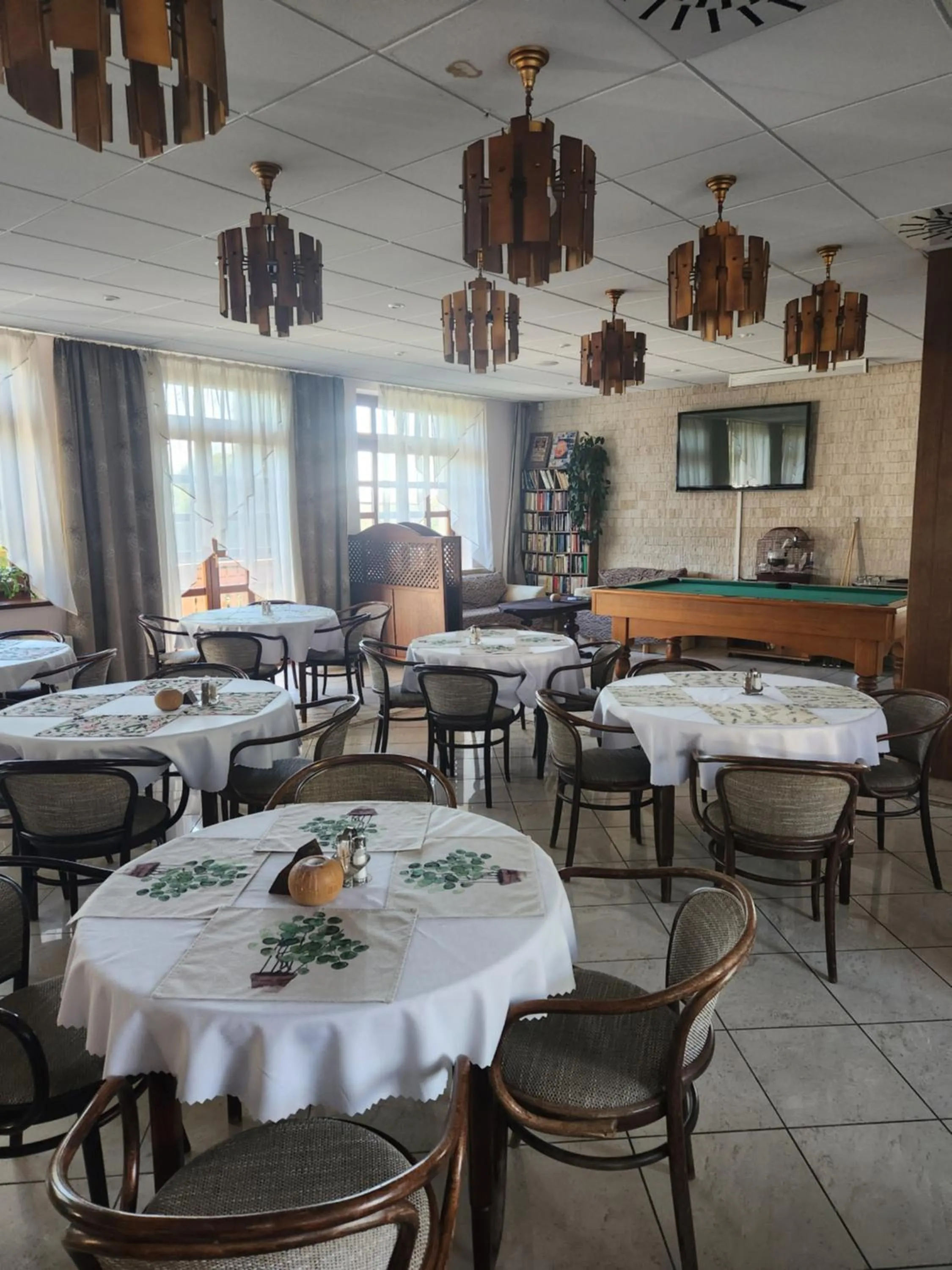 Restaurant/places to eat in Hotel Autis