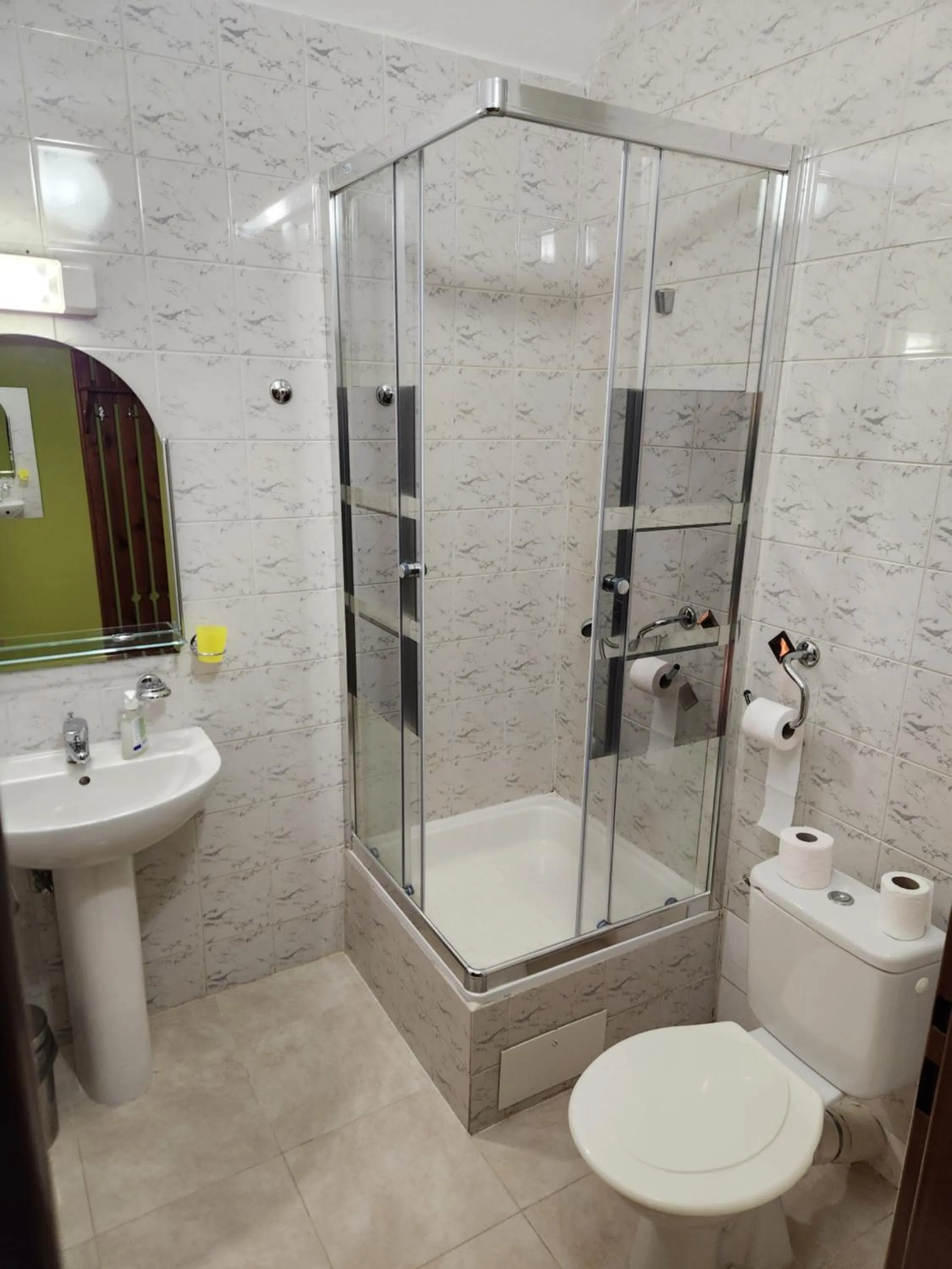 Shower in Hotel Autis