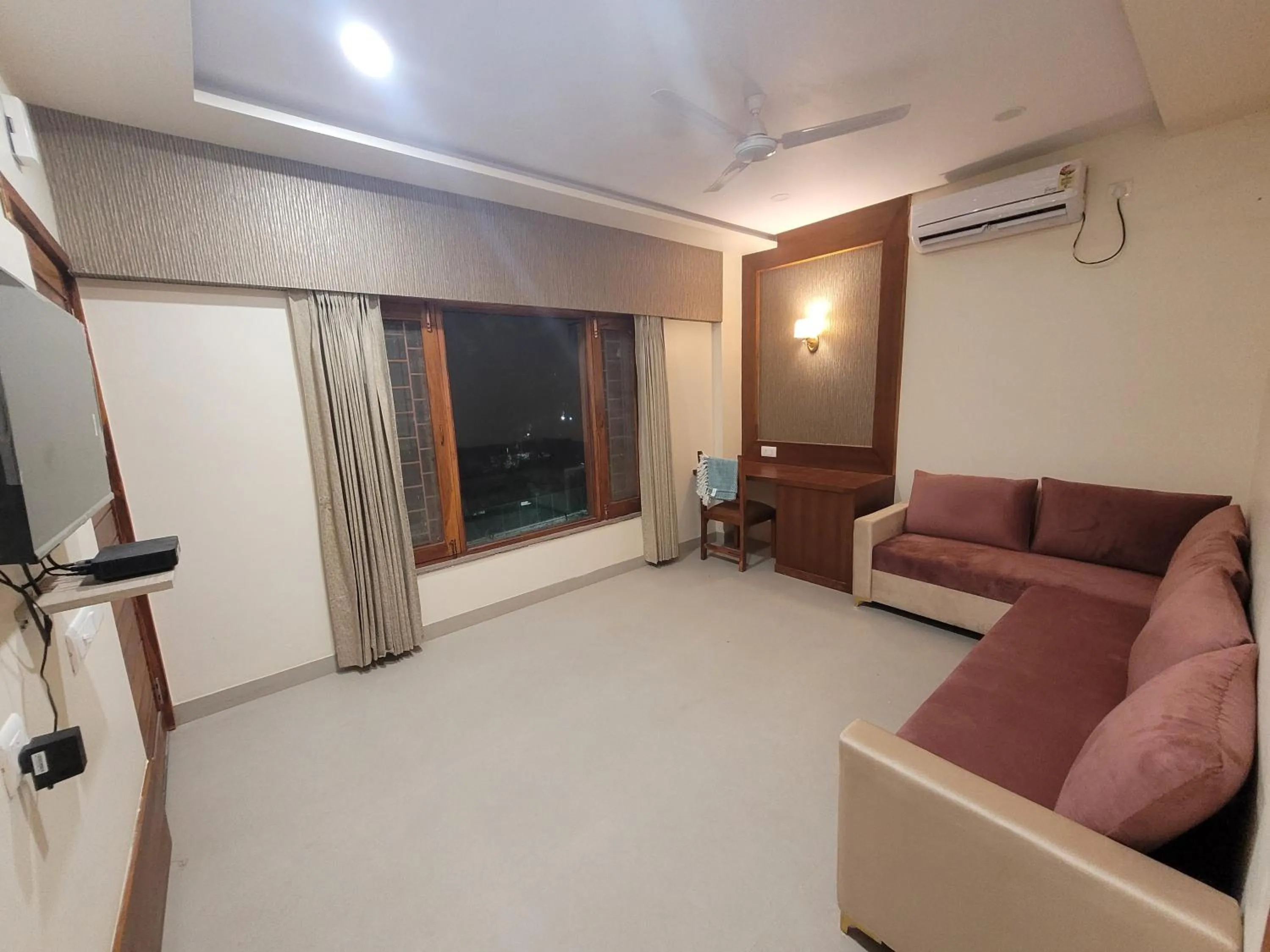 TV and multimedia in Hotel Ananda Kashi