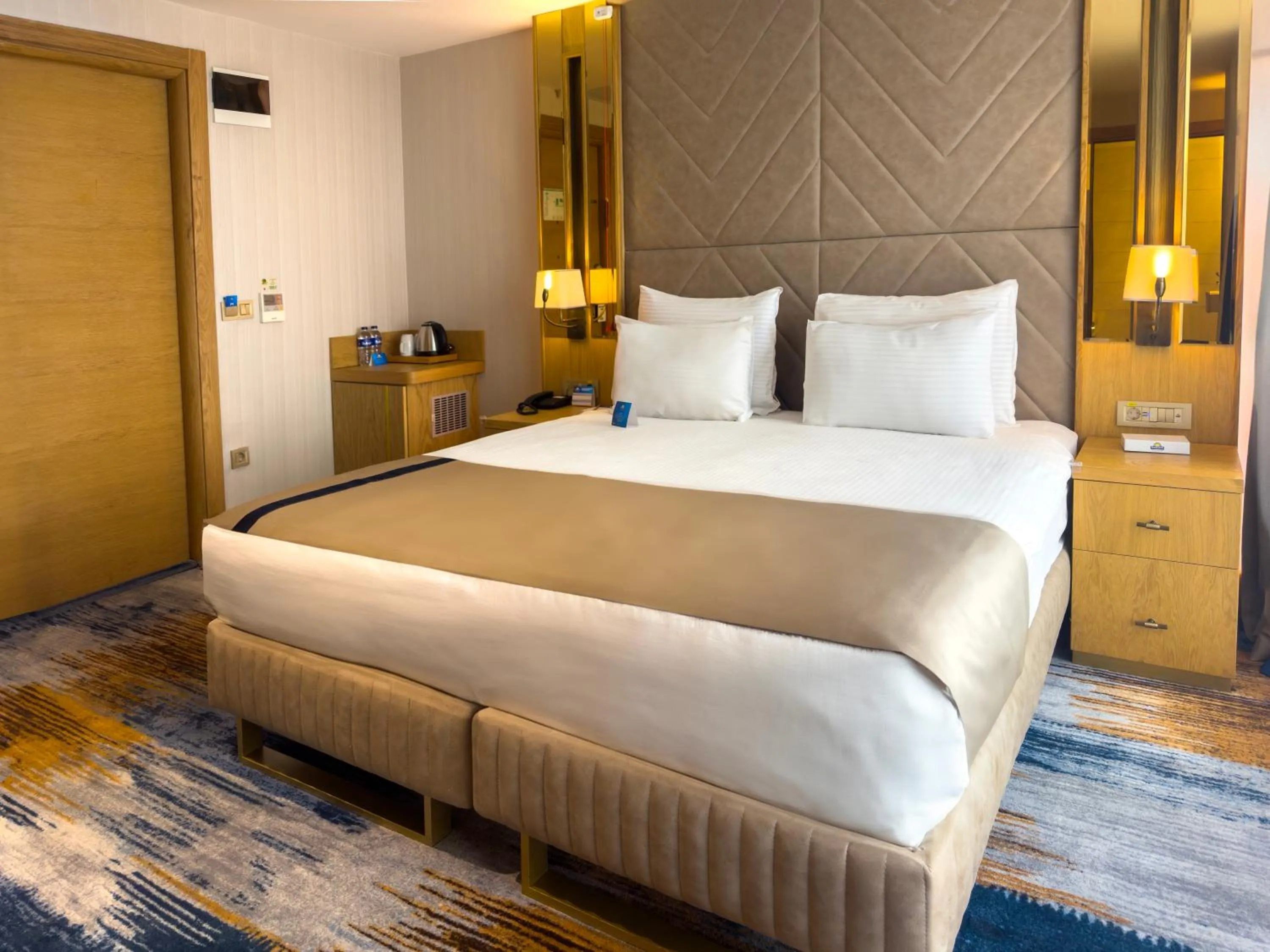 Photo of the whole room, Bed in Days Inn by Wyndham Istanbul Bomonti