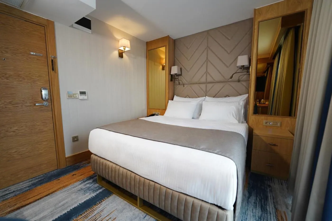 Photo of the whole room, Bed in Days Inn by Wyndham Istanbul Bomonti