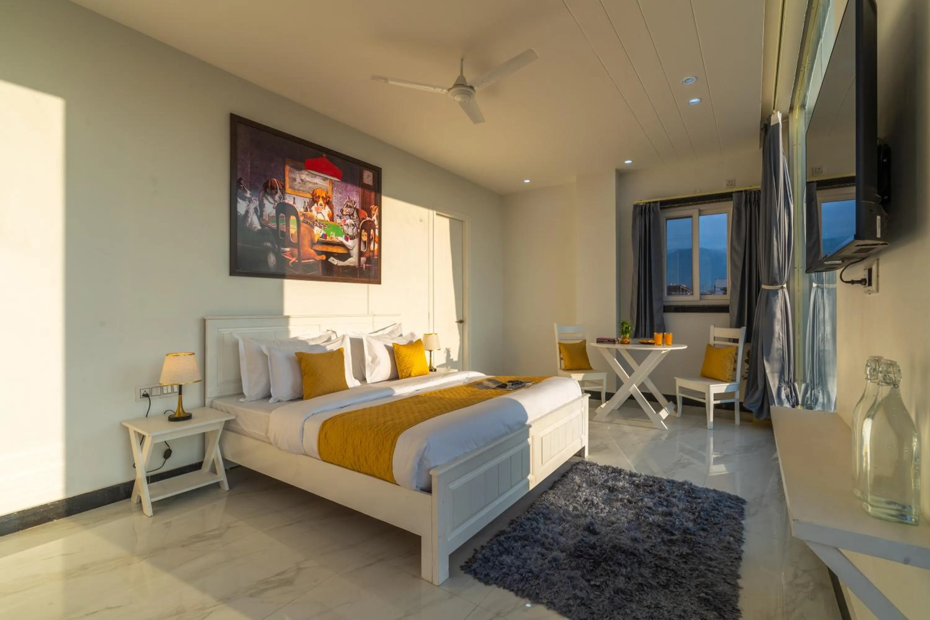 Communal lounge/ TV room, Bed in The Social Stays Dehradun