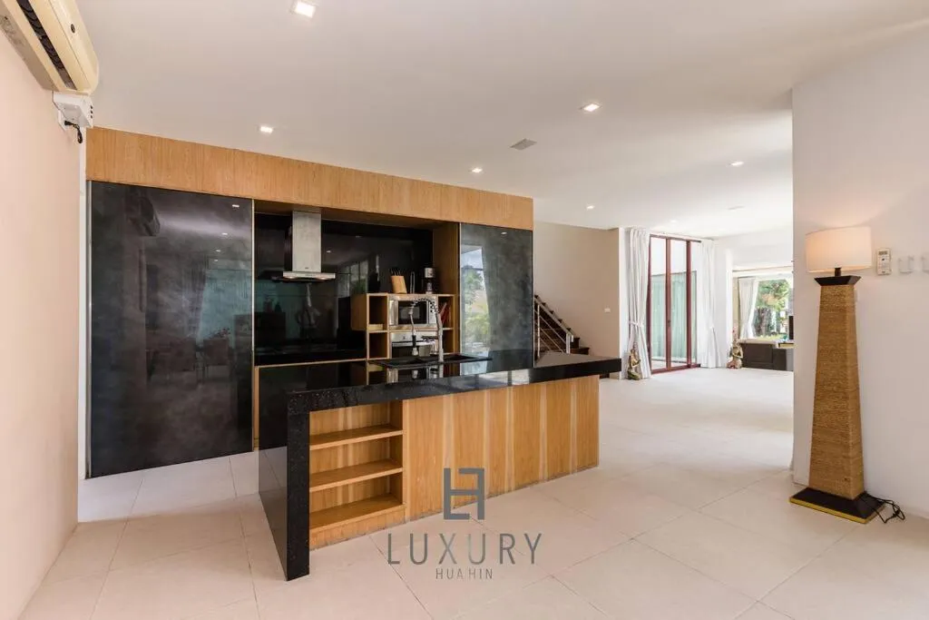 Unique Pool Villa with 5 Bedrooms and Sea View PM-C1