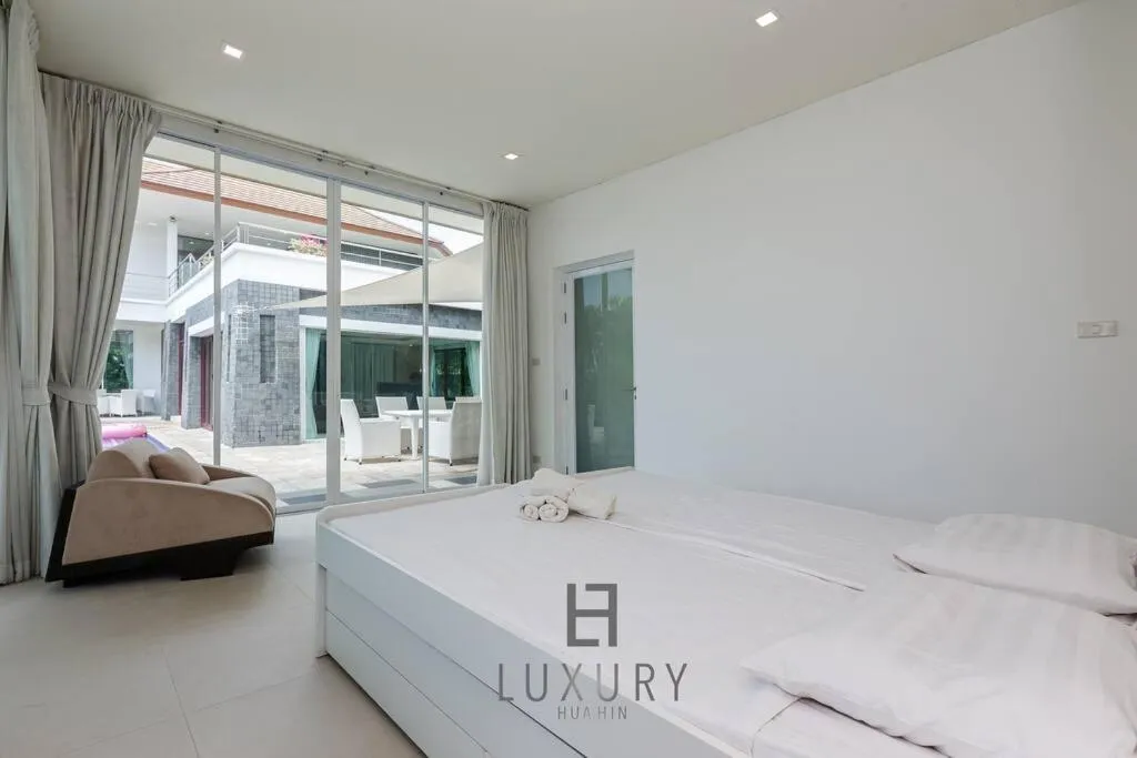 Bed in Unique Pool Villa with 5 Bedrooms and Sea View PM-C1
