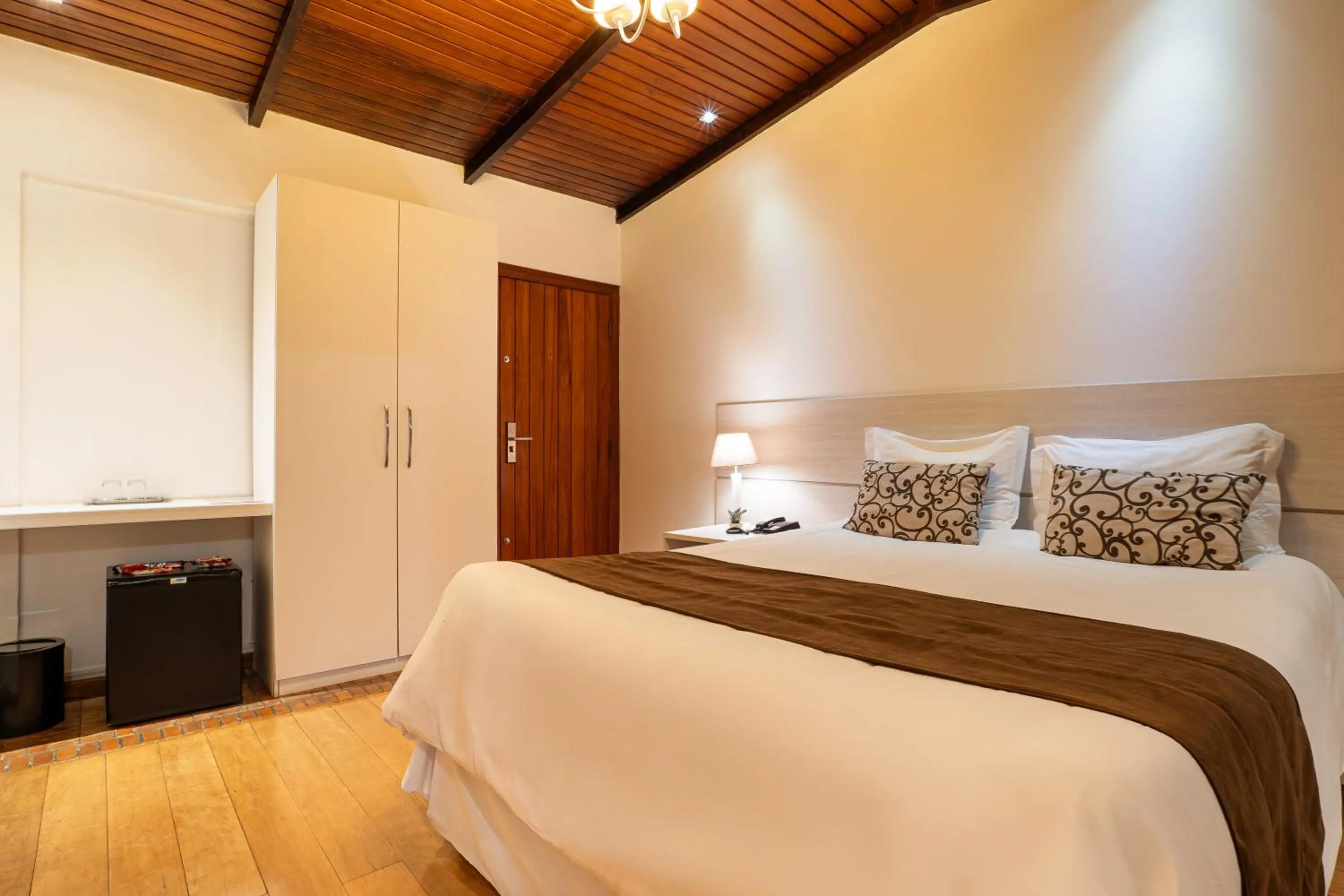 Photo of the whole room, Bed in Pousada Apple House Campos do Jordao