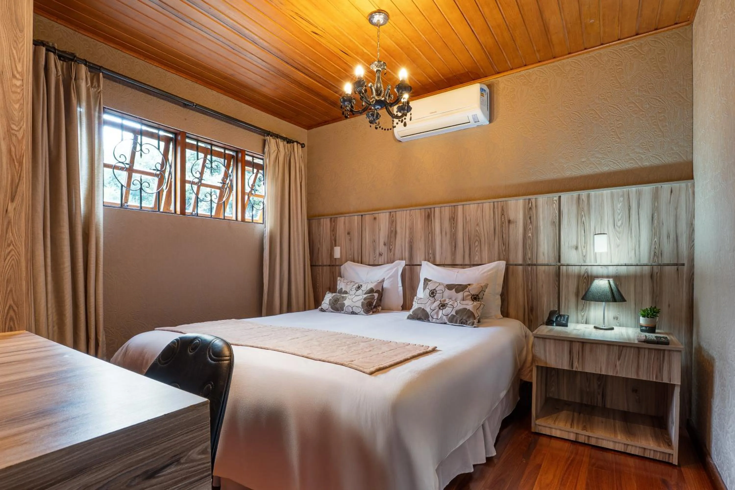 Photo of the whole room, Bed in Pousada Apple House Campos do Jordao