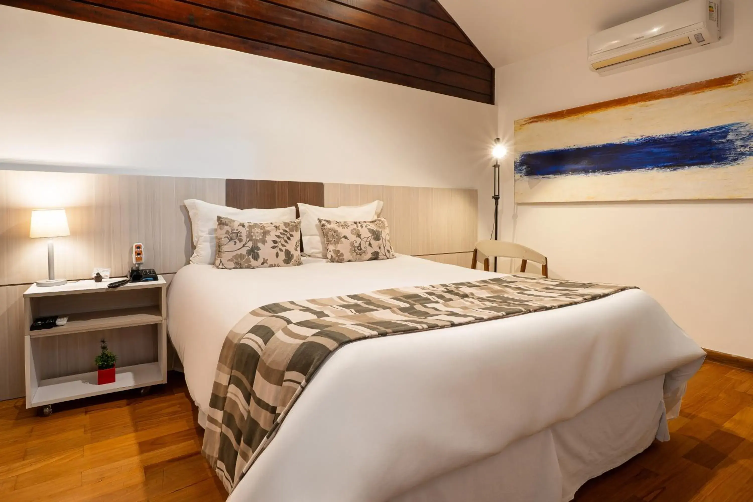 Master Suite with Spa Bath and Fireplace in Pousada Apple House Campos do Jordao Master Suite with Spa Bath and Fireplace in Pousada Apple House Campos do Jordao