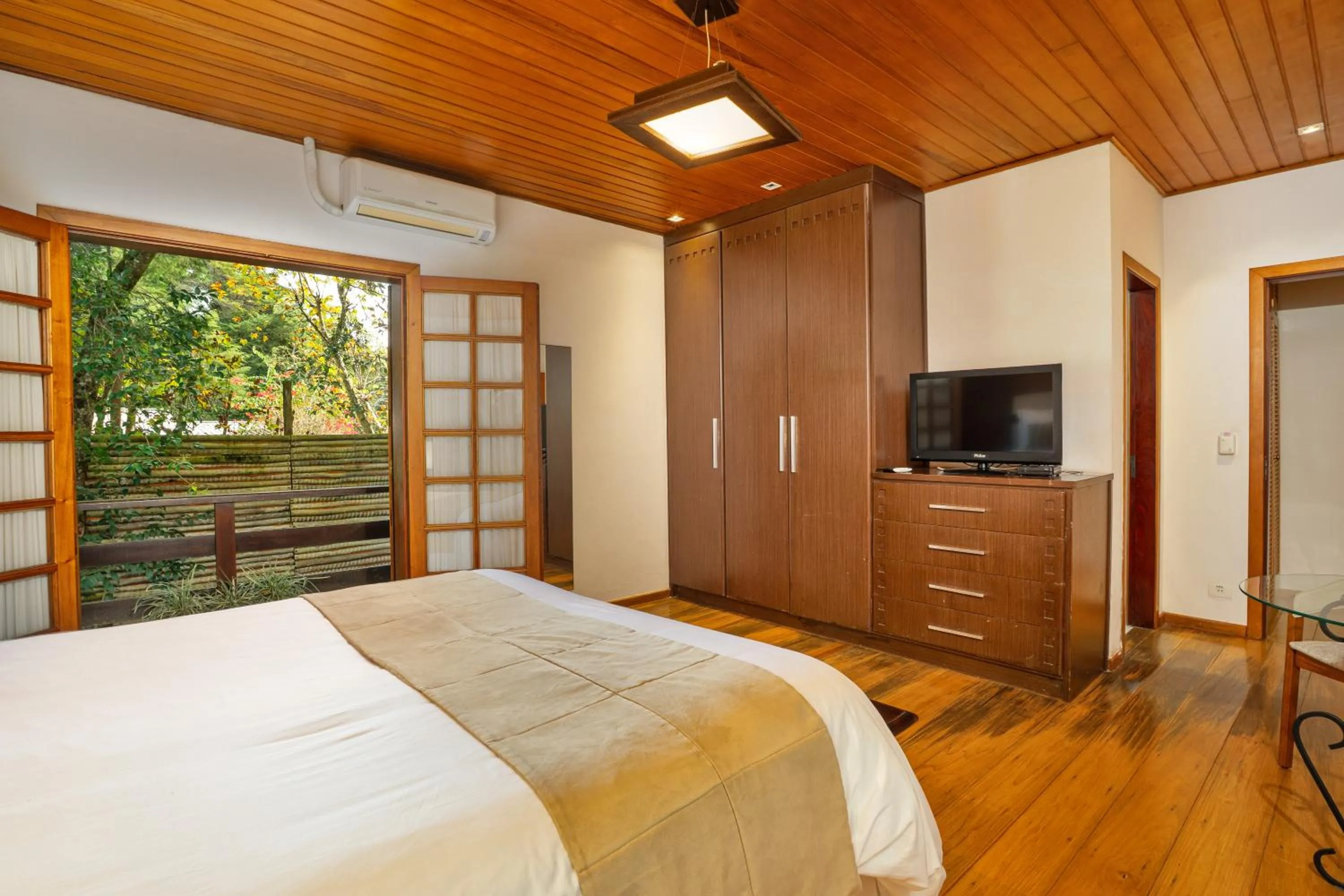 Bedroom, Bed in Pousada Apple House Campos do Jordao