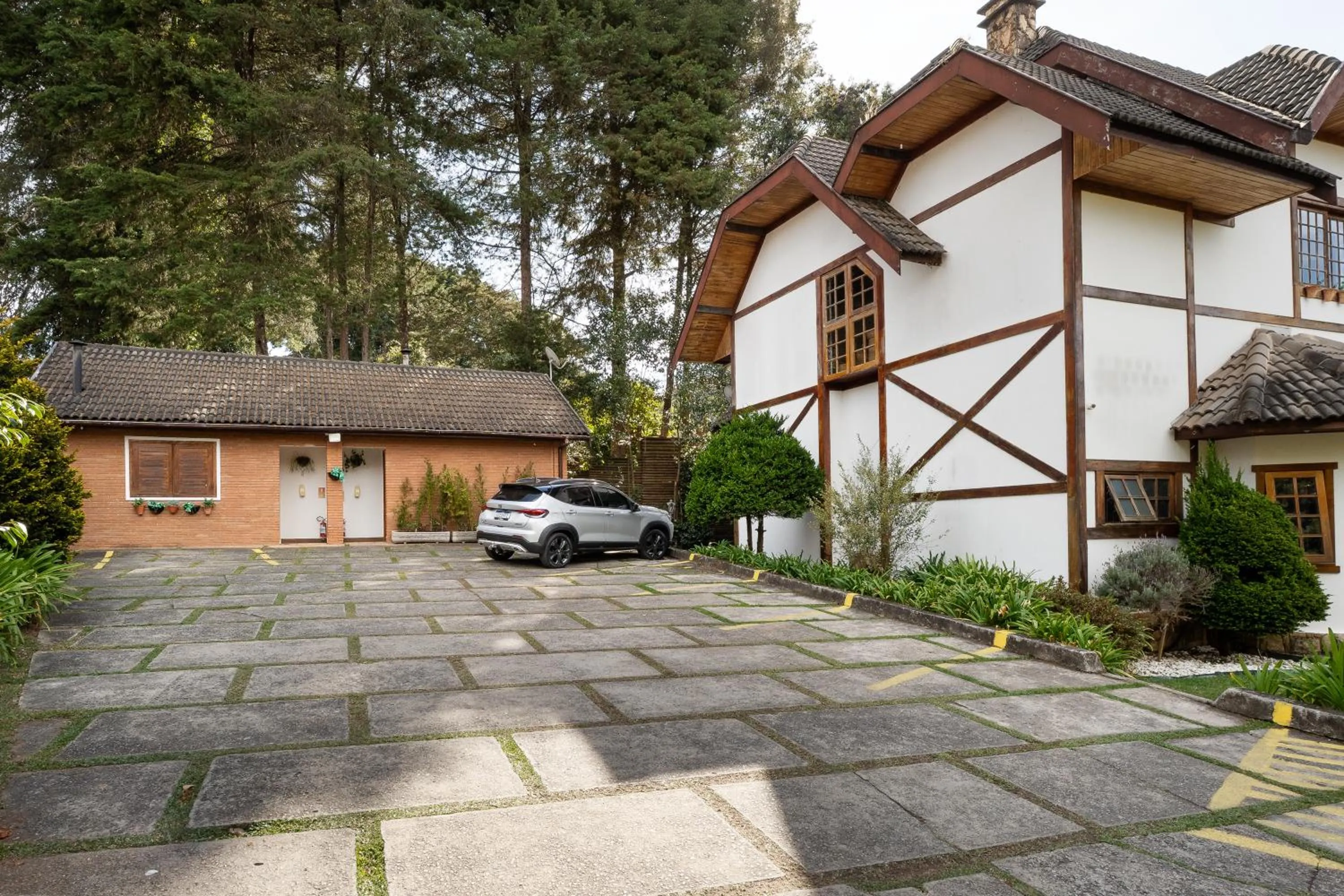 Photo of the whole room in Pousada Apple House Campos do Jordao