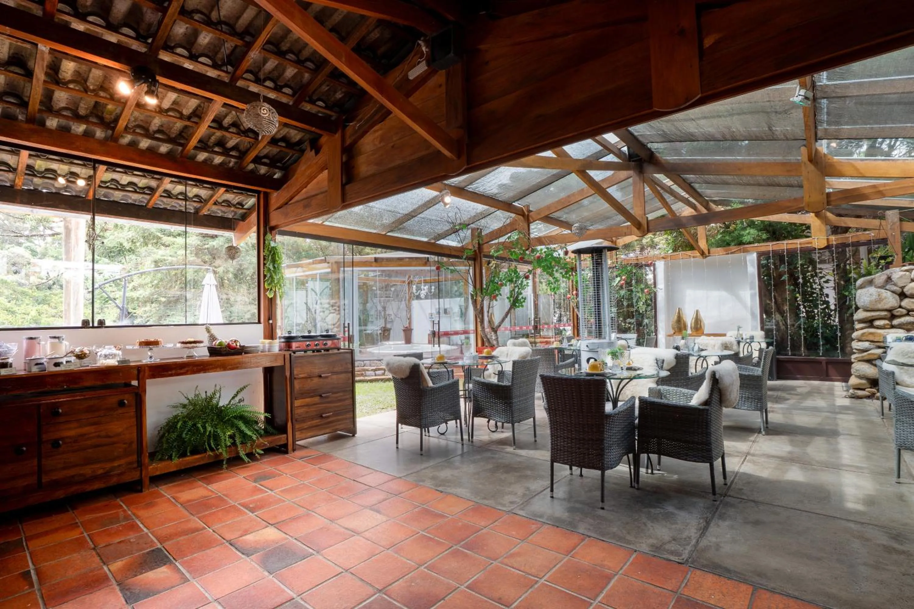 Dining area in Pousada Apple House Campos do Jordao