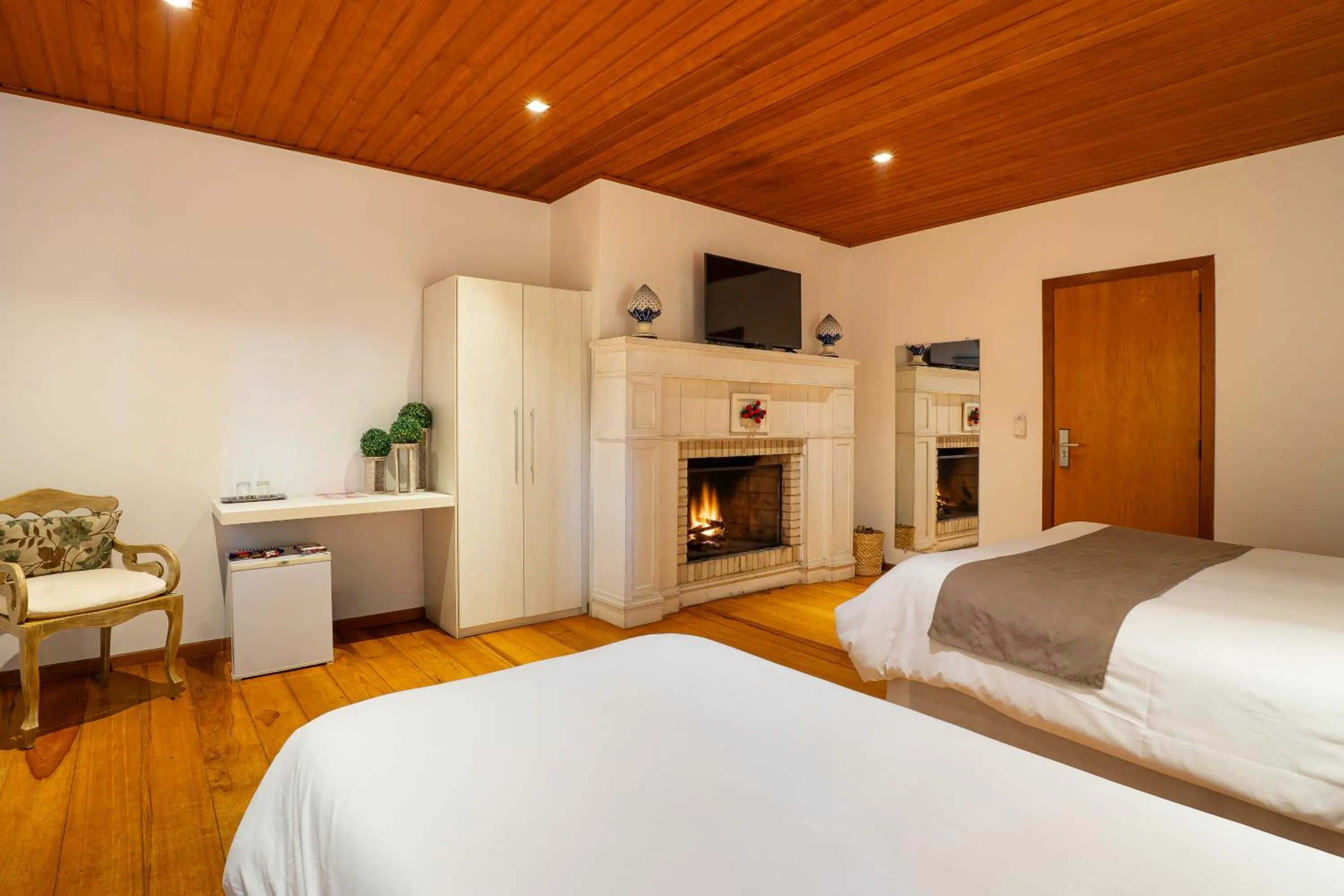 Photo of the whole room, Bed in Pousada Apple House Campos do Jordao