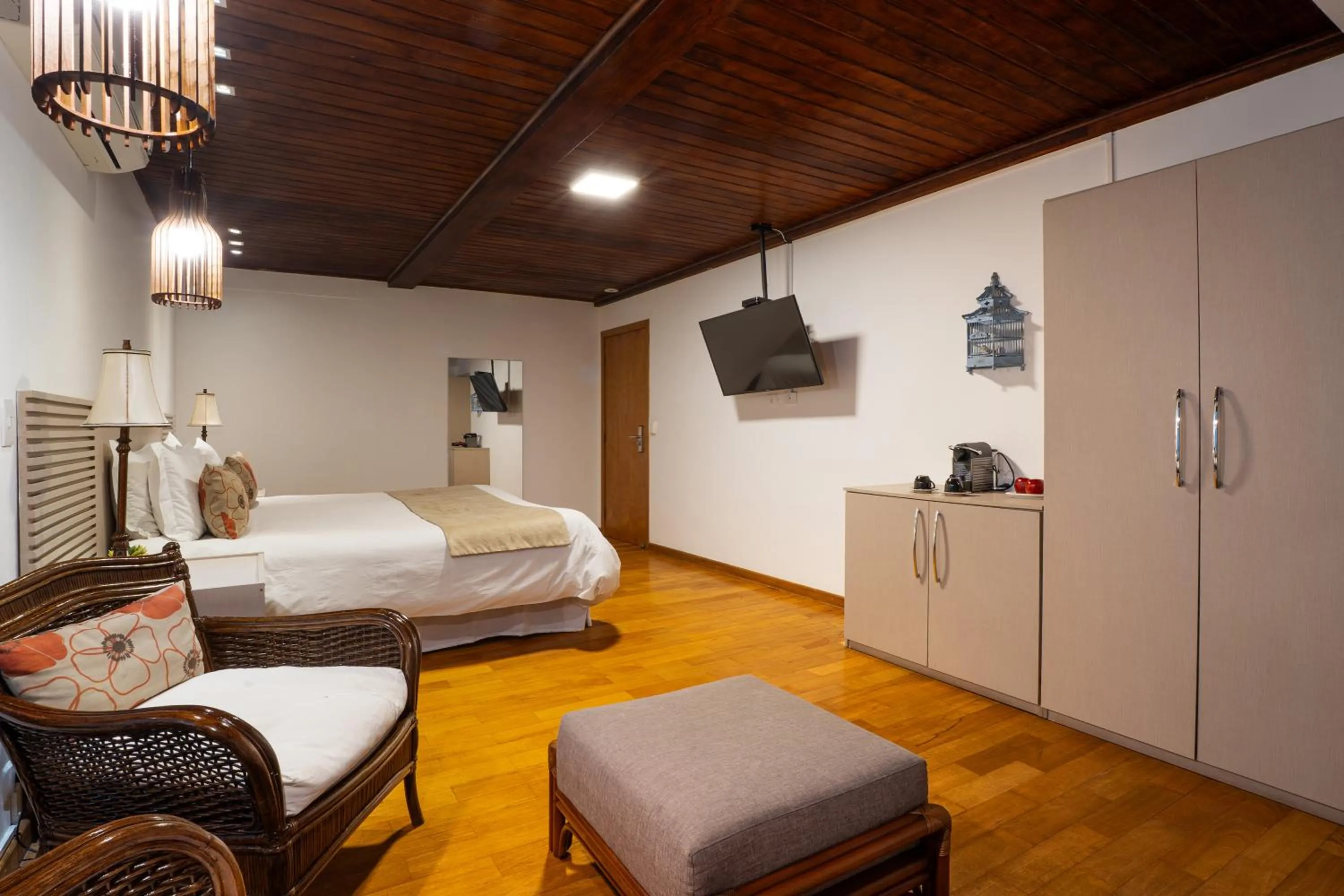 Photo of the whole room, Bed in Pousada Apple House Campos do Jordao