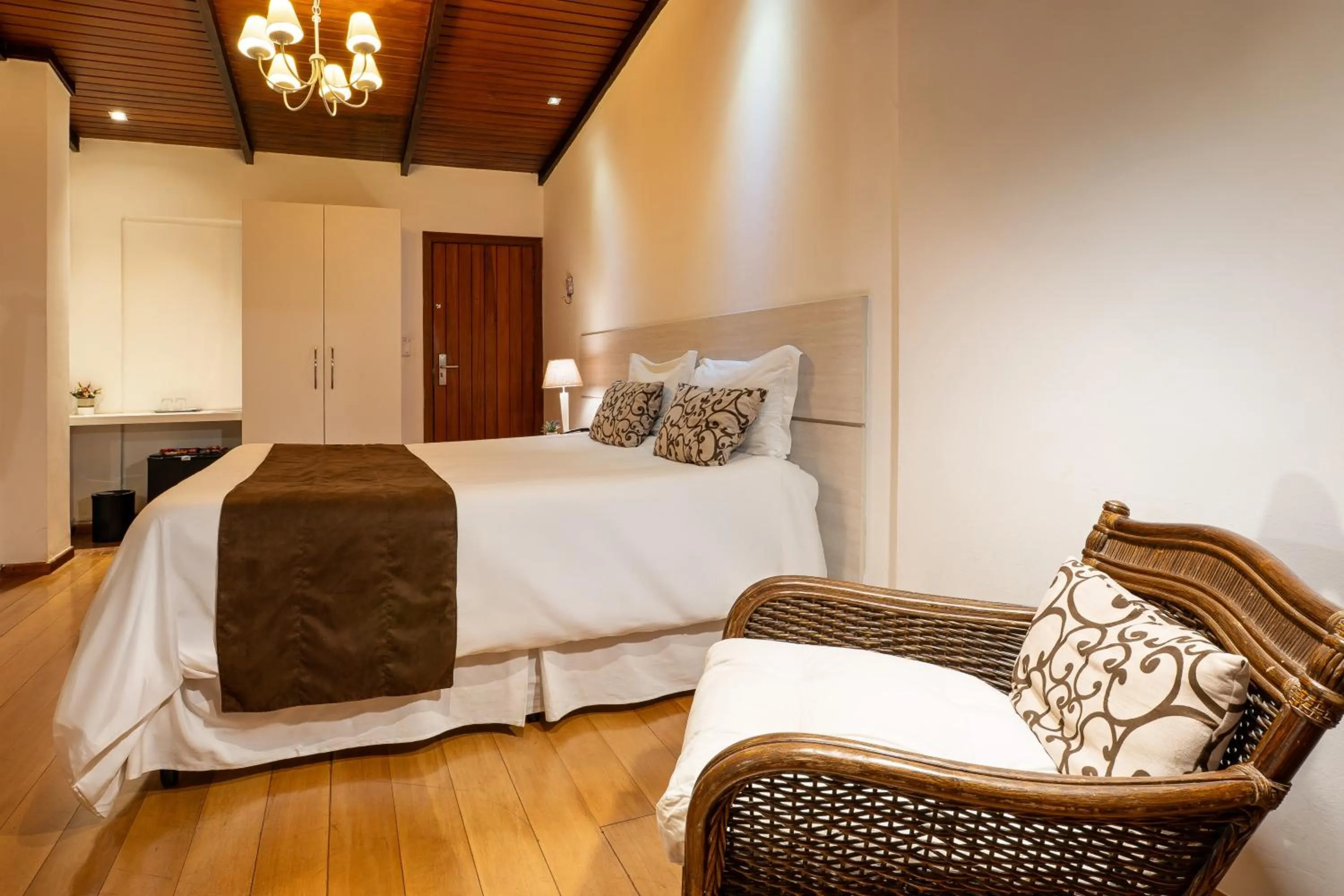 Photo of the whole room, Bed in Pousada Apple House Campos do Jordao