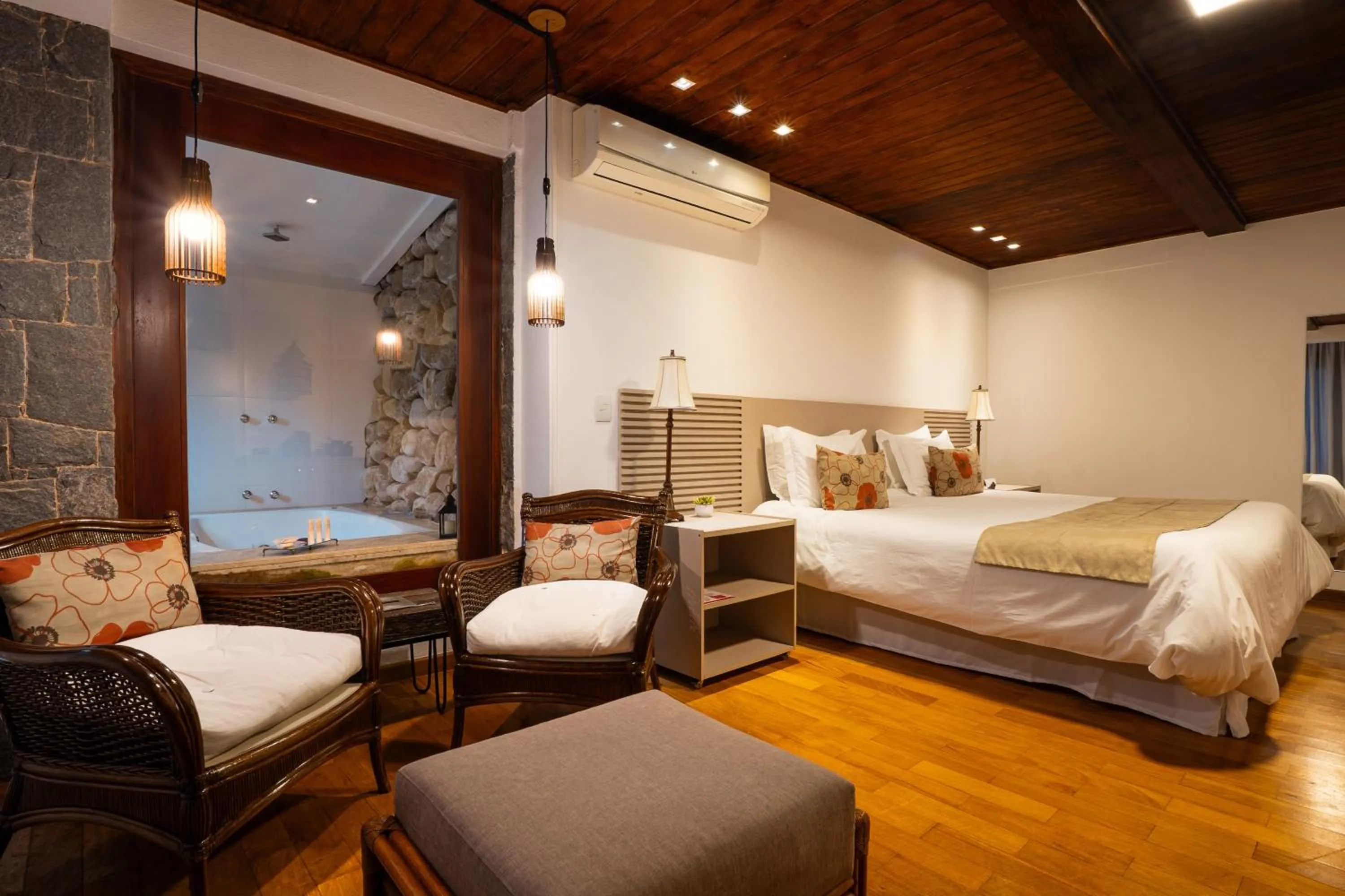 Photo of the whole room, Bed in Pousada Apple House Campos do Jordao