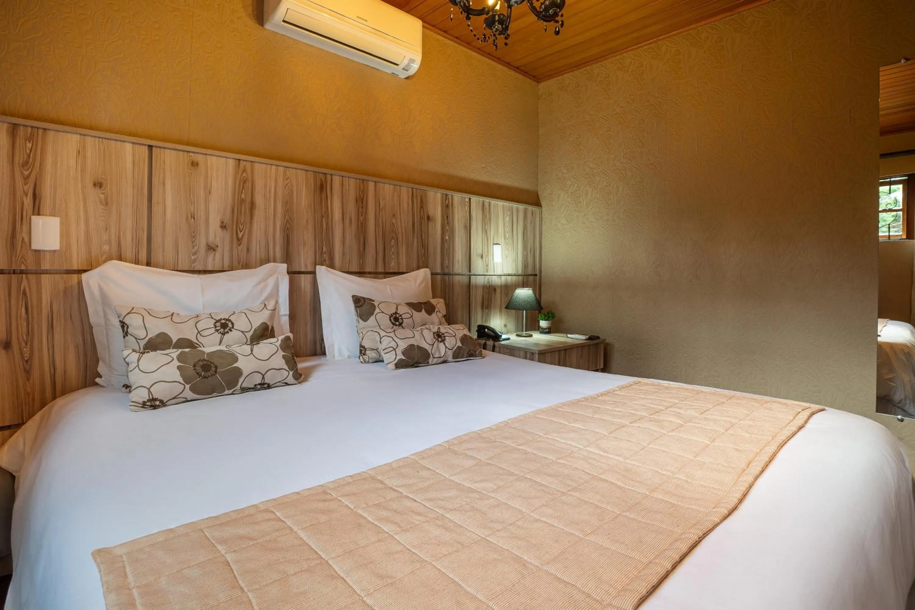 Bedroom, Bed in Pousada Apple House Campos do Jordao