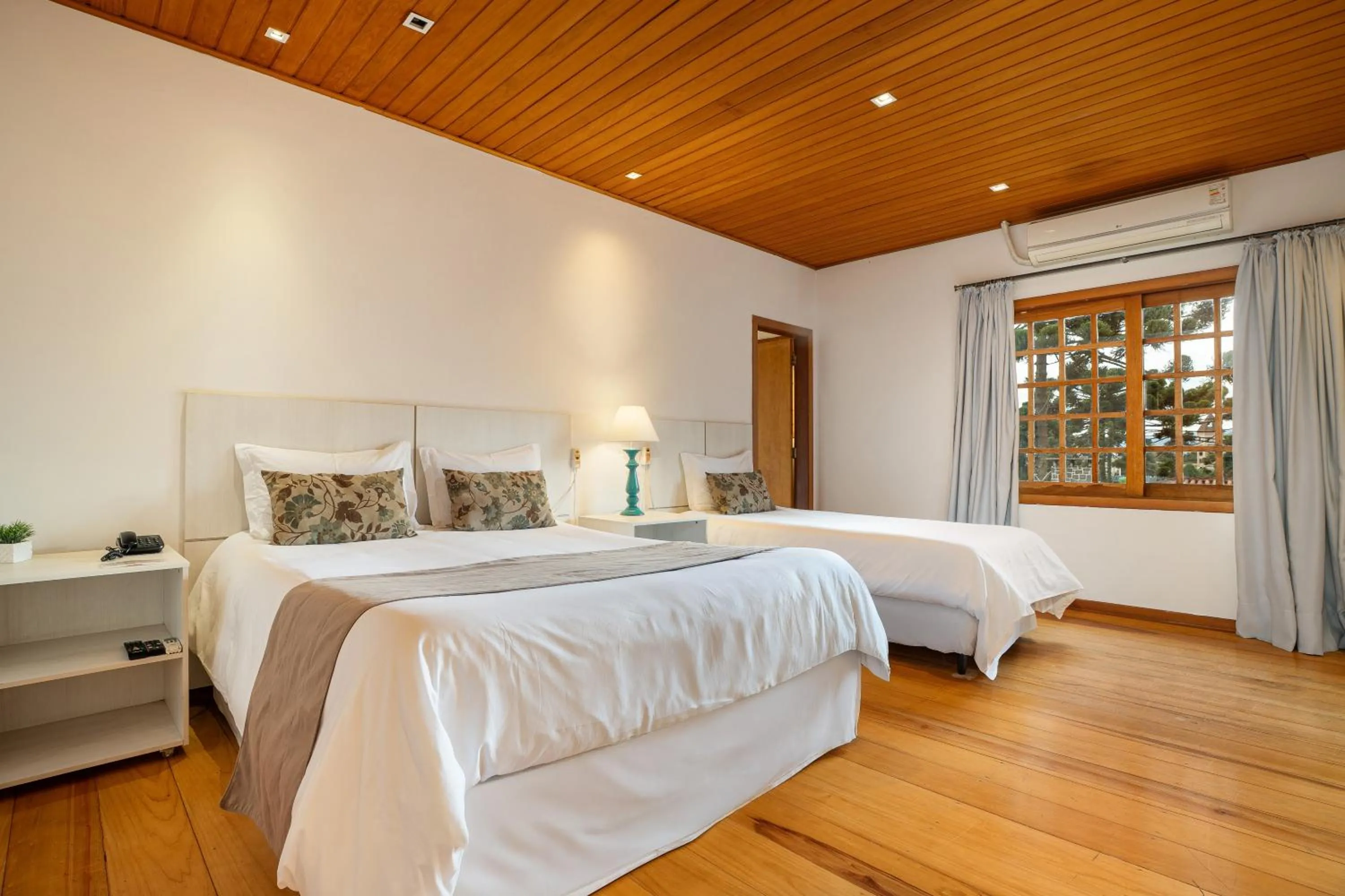 Photo of the whole room, Bed in Pousada Apple House Campos do Jordao