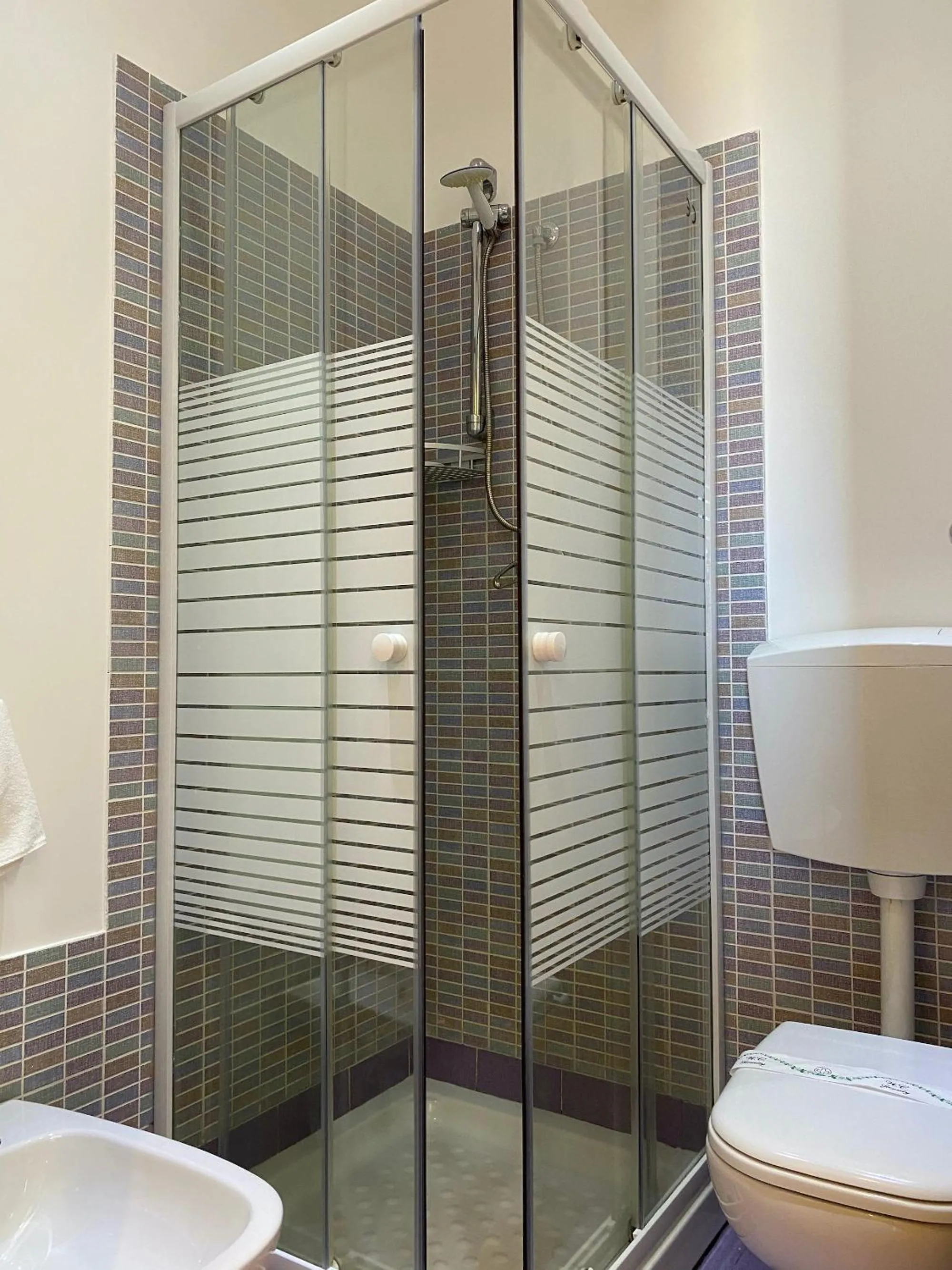 Shower in Marina di Petrolo Apartments