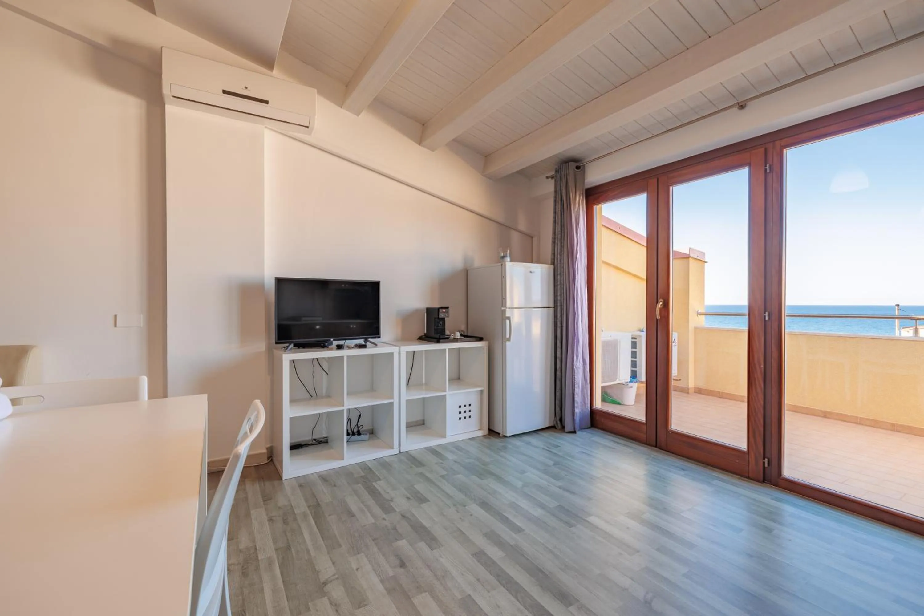 Living room in Marina di Petrolo Apartments
