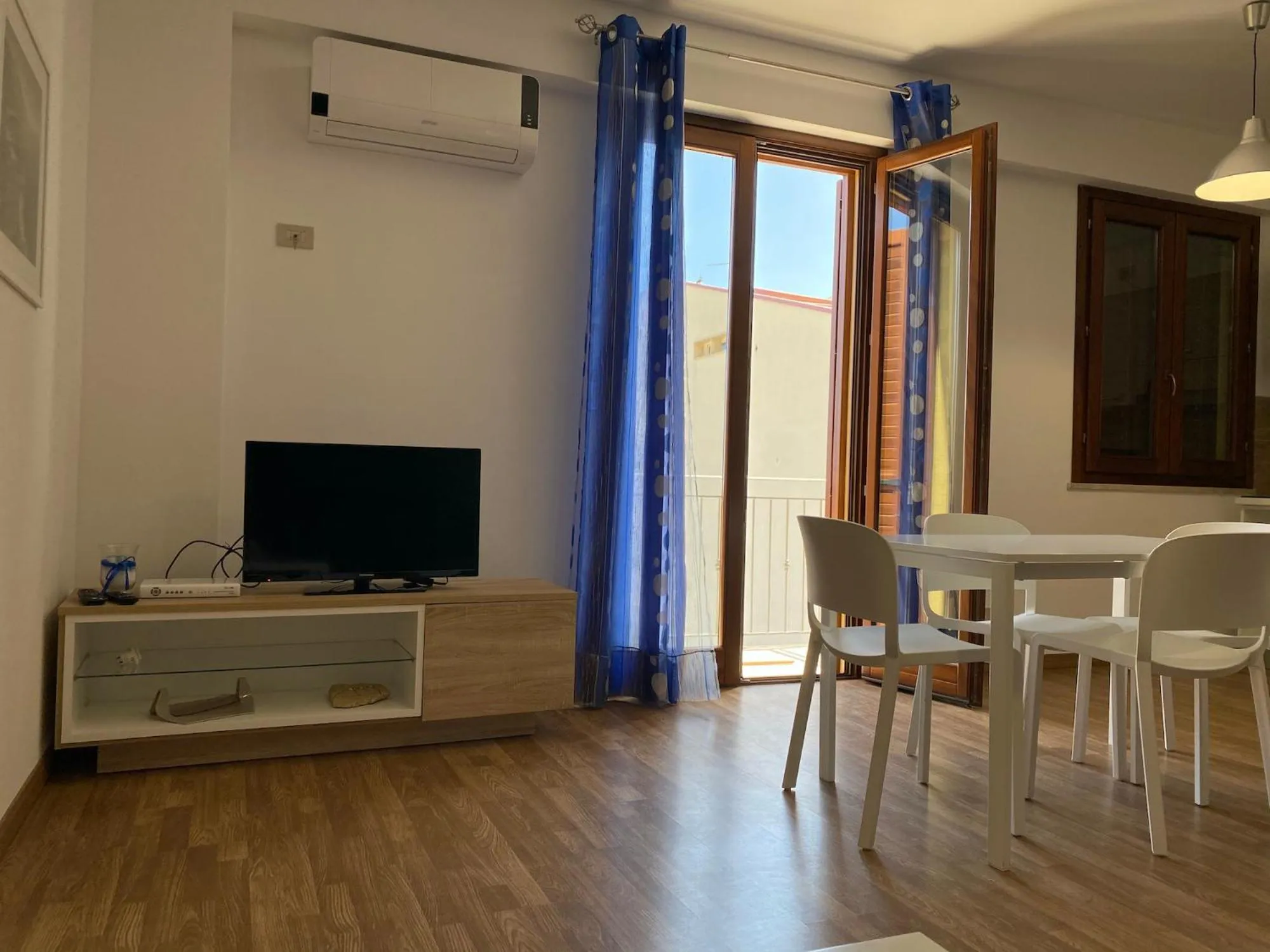 TV and multimedia in Marina di Petrolo Apartments